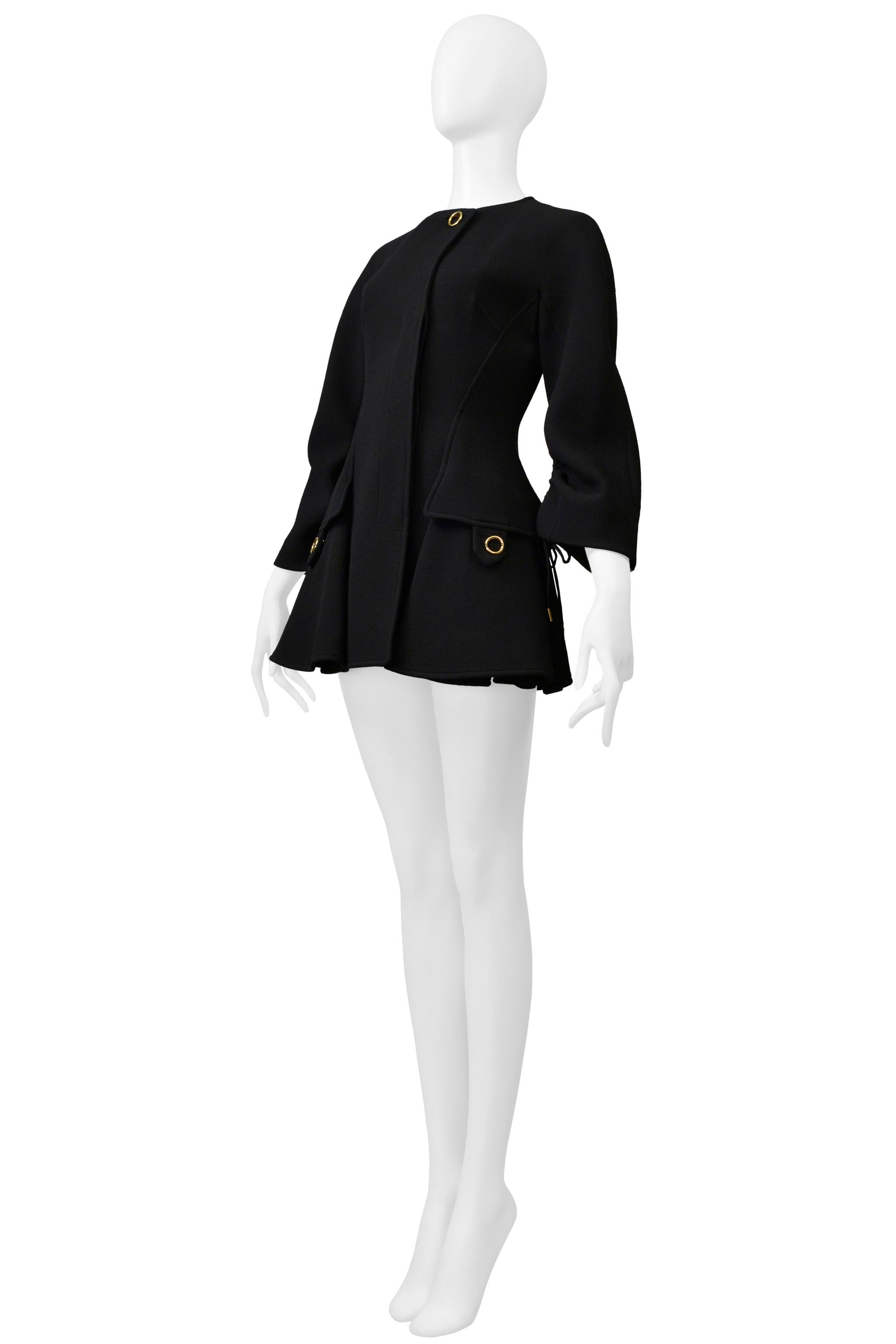 Dior By Raf Simons: cappotto nero con coulisse modernista e hardware dorato In condizioni ottime in vendita a Los Angeles, CA