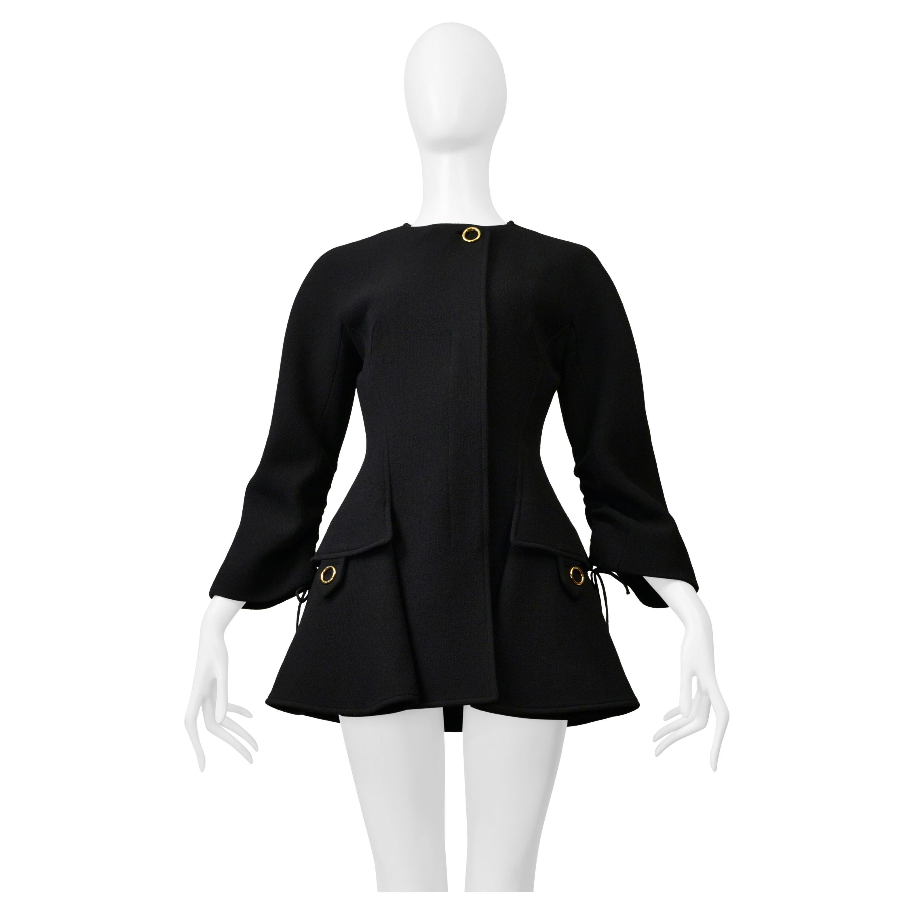 Dior By Raf Simons: cappotto nero con coulisse modernista e hardware dorato in vendita