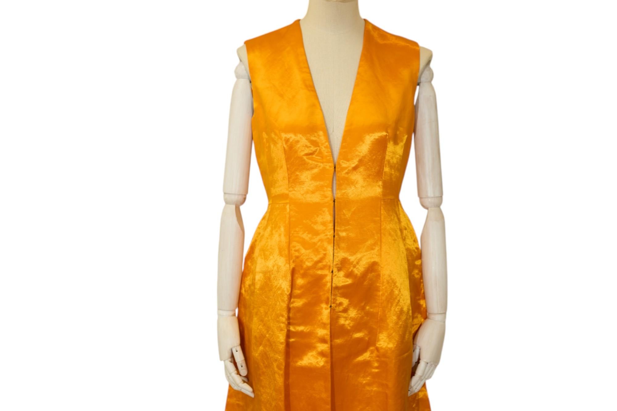 Raf Simons per Dior: abito da sera giallo intenso dal design elegante e raffinato.

Marchio: Dior
Periodo: anni 2010
Materiale: Misto lino
Dimensioni: F38
Origine: Made in France
Condizioni: Molto buono

Nuovo: Condizioni perfette, senza segni di