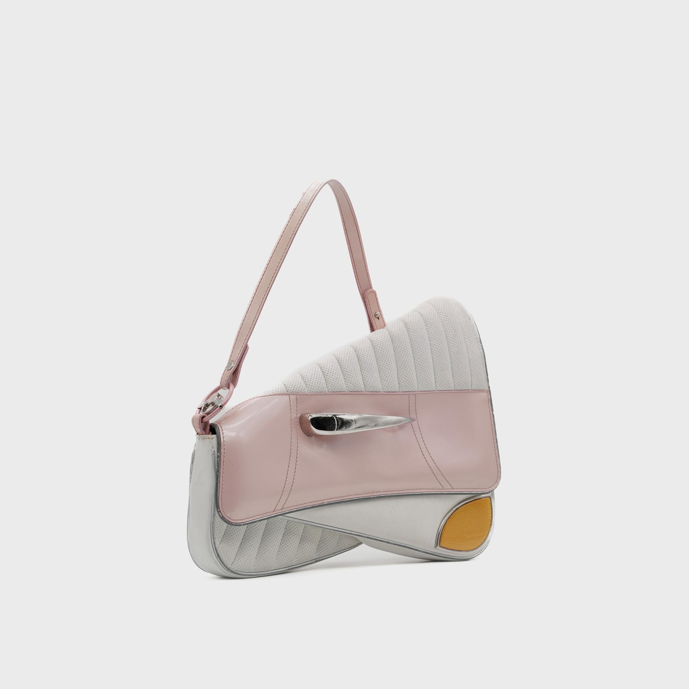 Conçu par John Galliano pour la collection printemps/été 2001 de Christian Dior, le sac 