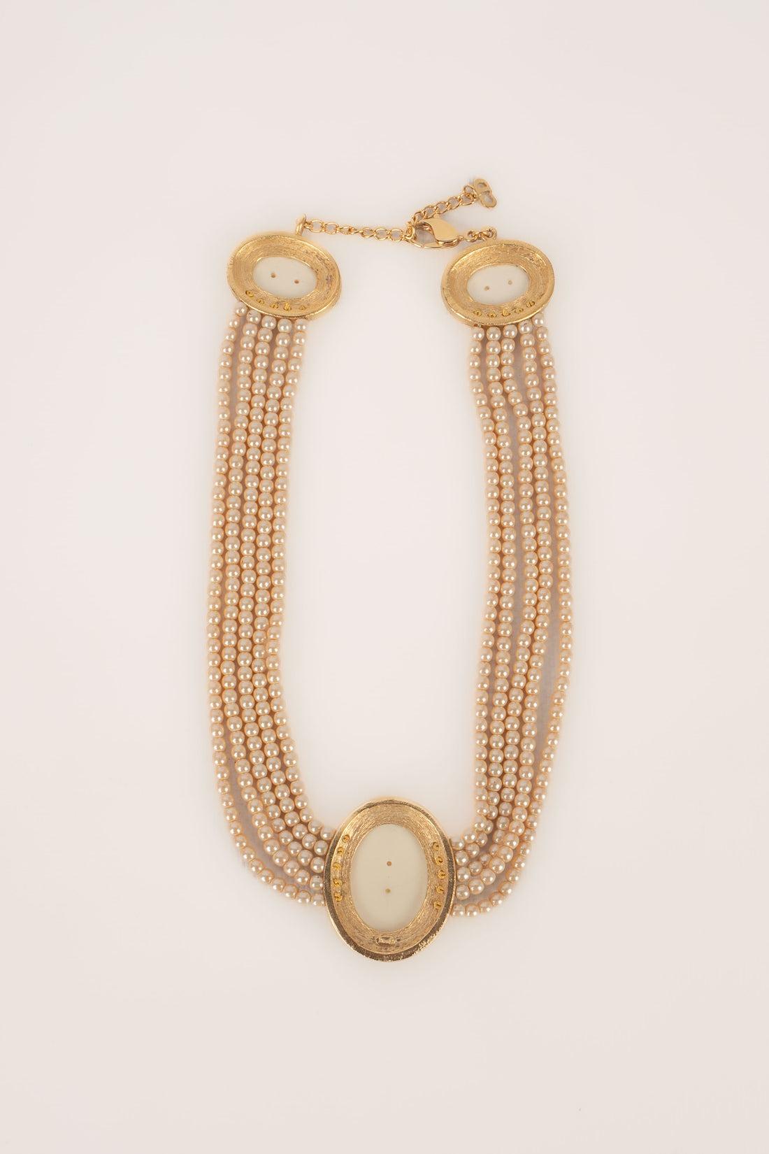 Dior - (Made in France) Short costume pearl necklace composed of several rows and with three cameos. Jewelry from the beginning of the 2000s designed under the artistic direction of John Galliano.

Additional information:
Condition: Very good