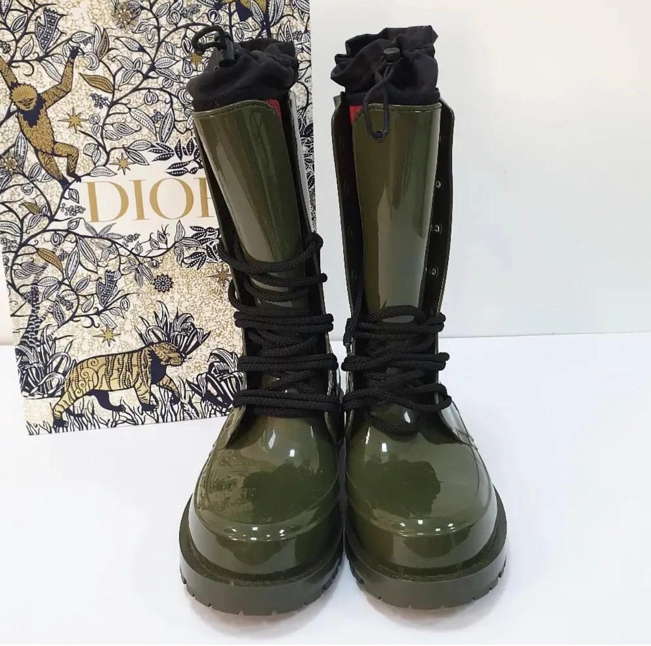 Diese herrlichen Regenstiefel von Dior werten Ihren Kleiderschrank sofort auf. Das in Italien gefertigte Paar besteht aus glänzendem Gummi und ist in der Farbe Army of Green gehalten. Sie strahlen Stil und Raffinesse aus und sind sowohl für den Tag