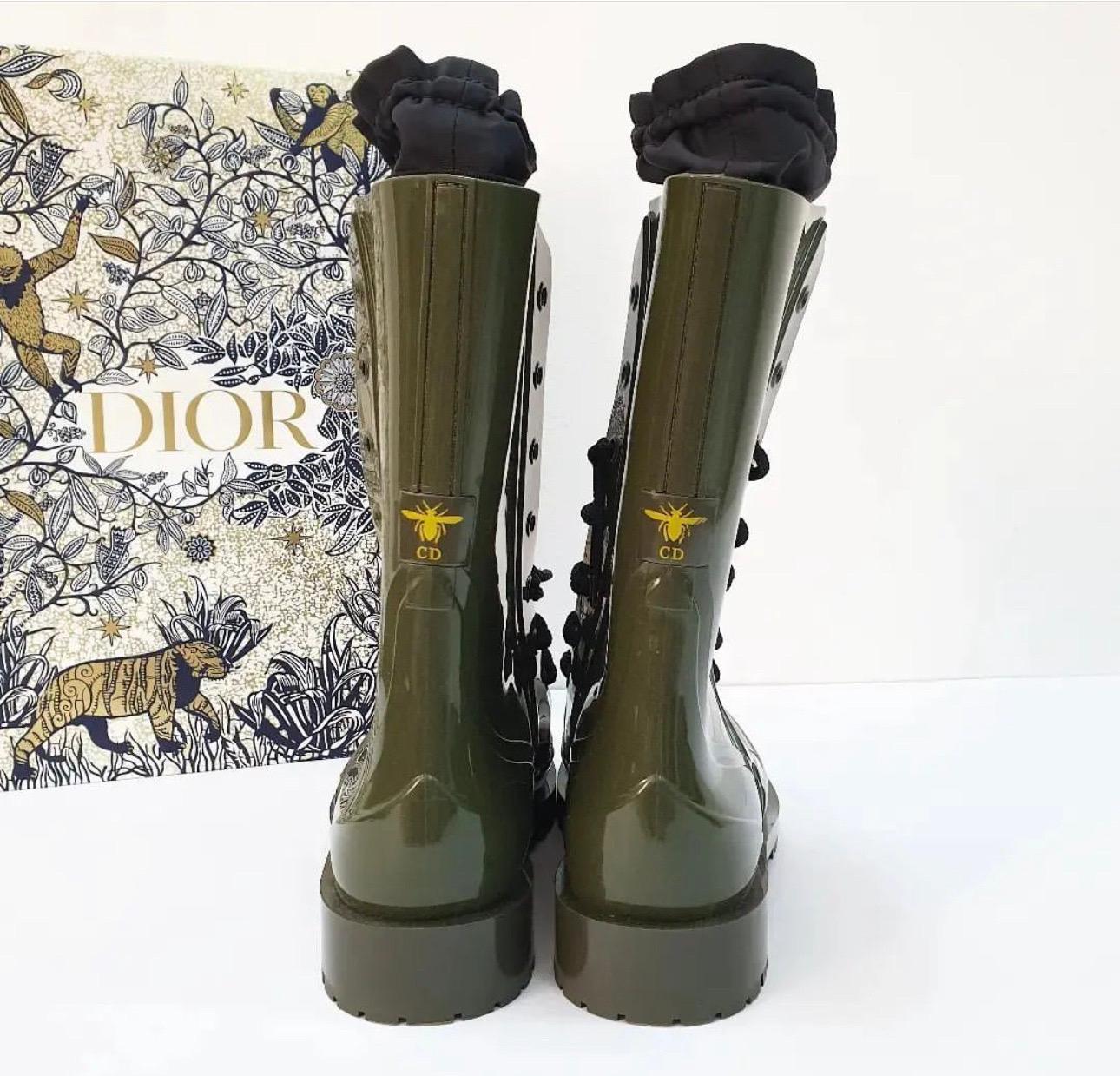  Dior Camp Rain Stiefel aus grünem Gummi  (Schwarz) im Angebot