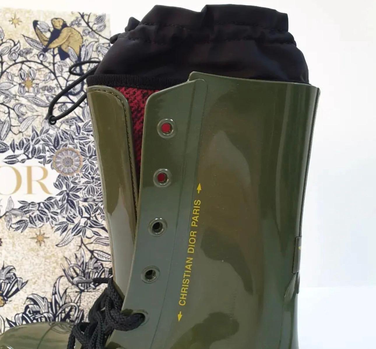  Dior Camp Rain Stiefel aus grünem Gummi  im Zustand „Gut“ im Angebot in Krakow, PL