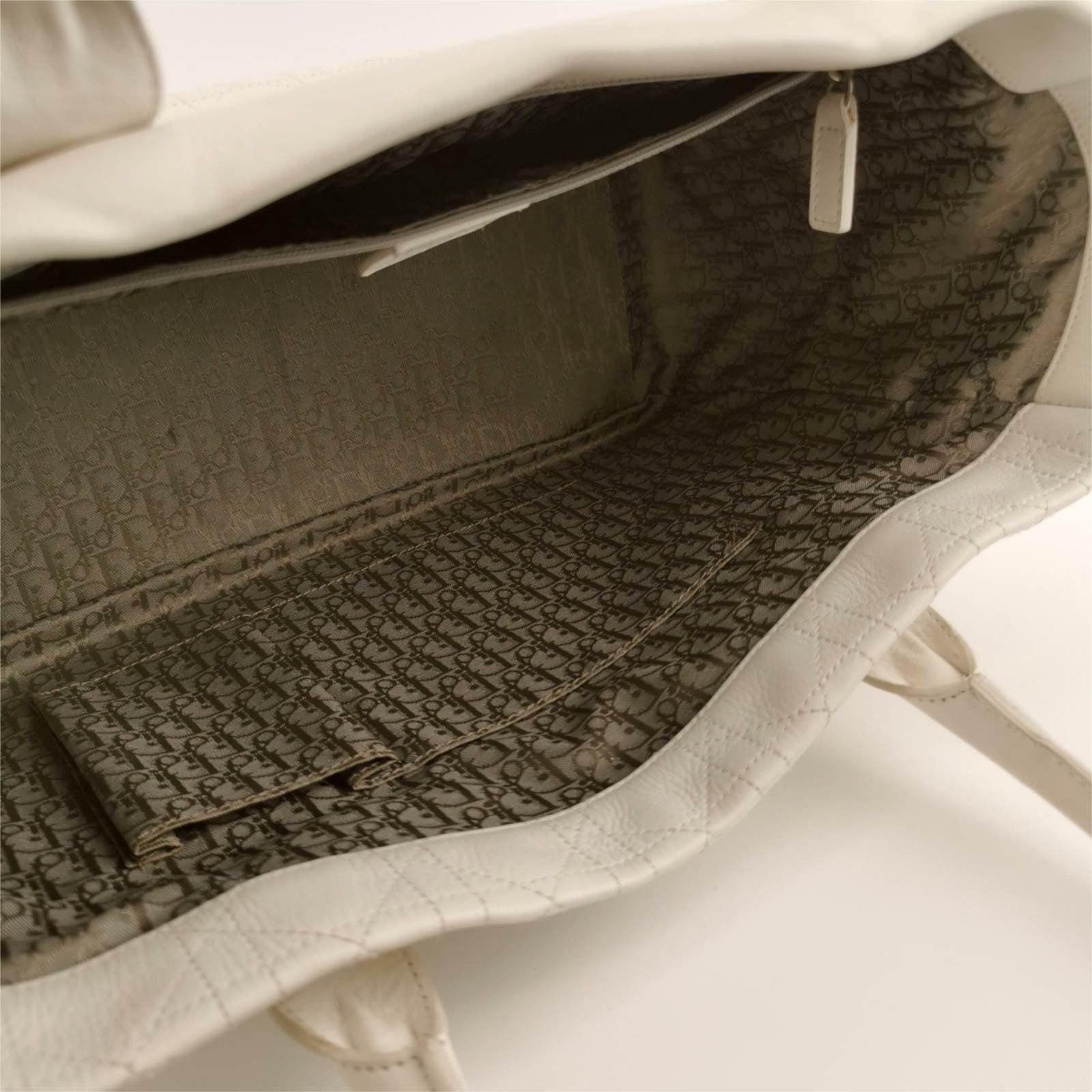 Dior Cannage Leather Tote Bag White 2005 with Silver Hardware In Good Condition In AUBERVILLIERS, FR