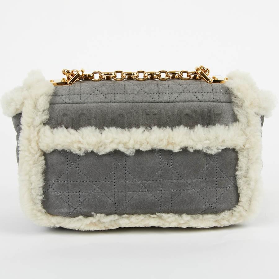 The latest from Maison DIOR, this small Caro bag is in sheepskin with gray caning and gold-tone metal jewelry. 
It has a CD twist clasp and its removable shoulder strap is adjustable. 
You can adapt another shoulder strap from DIOR. On the back, 30