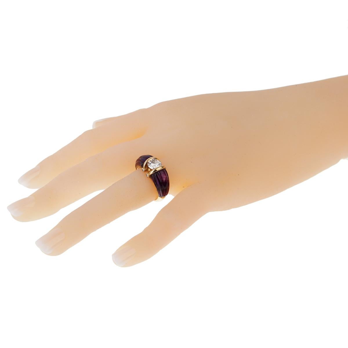 Une fabuleuse bague Dior ultra chic, composée de 2 améthystes sculptées mettant en valeur un diamant VS rond et brillant de 1,14ct en or jaune 18k.

Taille 6.5
