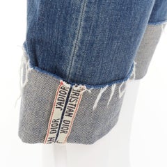 DIOR CD 01 : jean boyfriend court en denim bleu avec bandeau logo et ourlets effilochés, taille 36 S