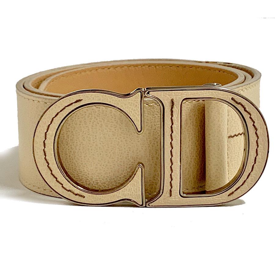 Very beautiful DIOR belt in beige leather. The CD initial clasp is made of silver metal and beige leather. The exterior is in beige grained leather, the interior in dark beige smooth leather.
The belt is numbered: 15-BM ... Made in Italy.
It is in