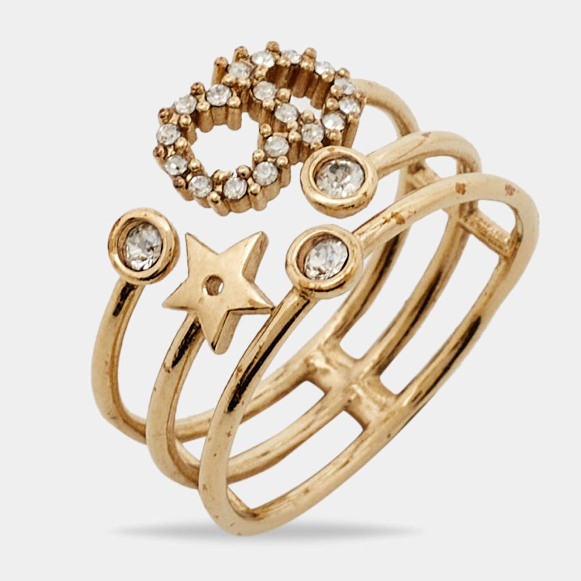 Para adornar tus dedos de la forma más elegante, te traemos este anillo Dior. Se ha fabricado con metal dorado y lleva el logotipo de CD y cristales.

Incluye
Caja original, folleto informativo, funda guardapolvo original