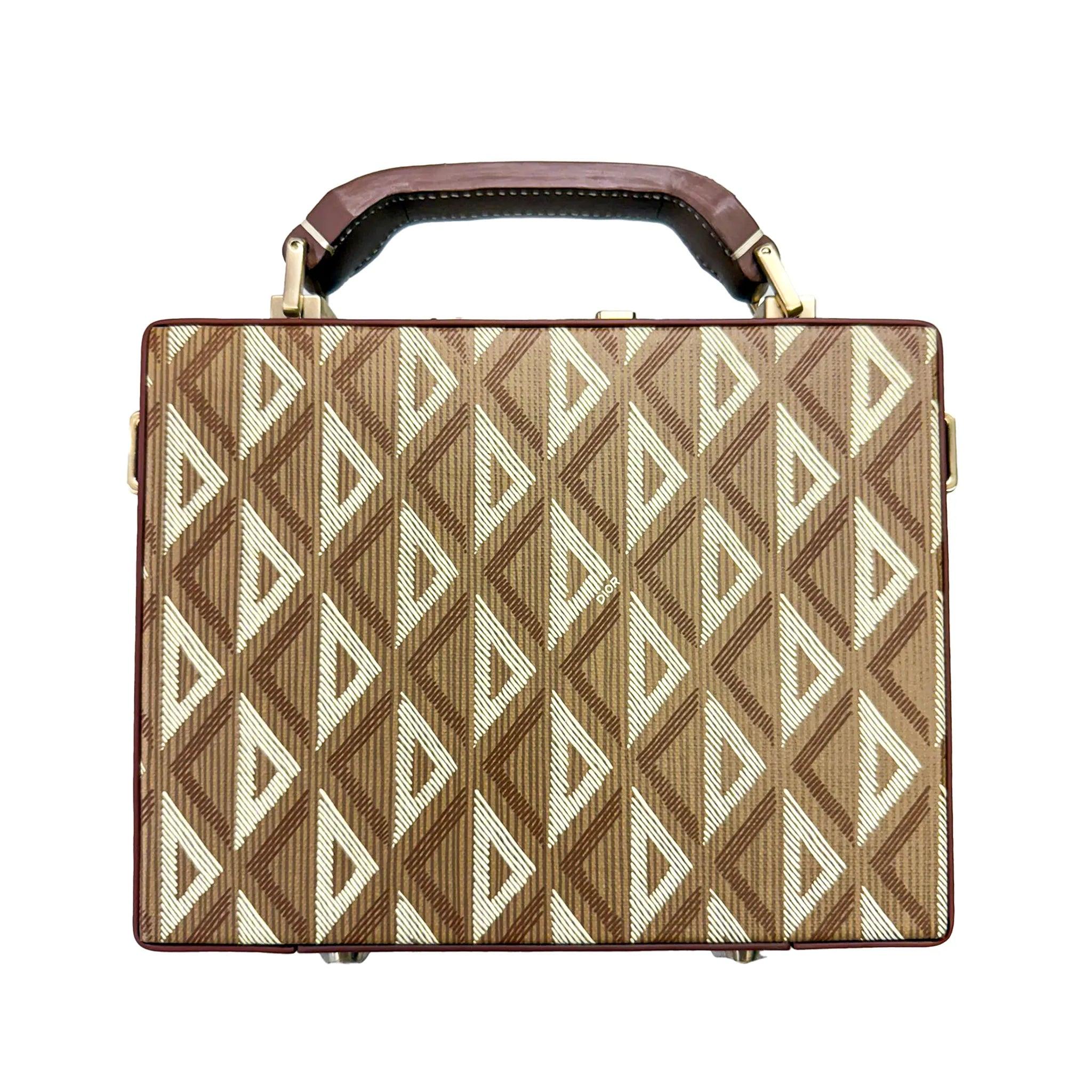 Ce rare sac Dior est orné du motif iconique CD Diamond, dessiné à l'origine par Marc Bohan en 1974 et réintroduit par Kim Jones dans la collection Dior Men Summer 2022.
 Confectionné en toile jacquard Toile de Dior beige et marron, le motif