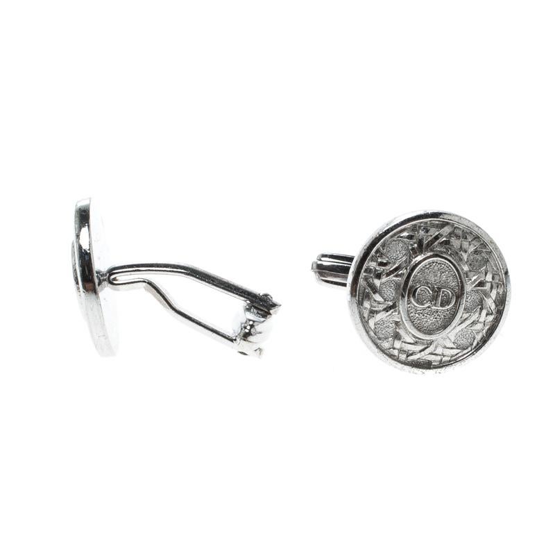 These cufflinks by Dior testifies to fine craftsmanship and high fashion. Round in shape, they've been made from silver-tone metal and beautifully detailed with the CD logo surrounded by textures. All your neat shirts will be enhanced when you team