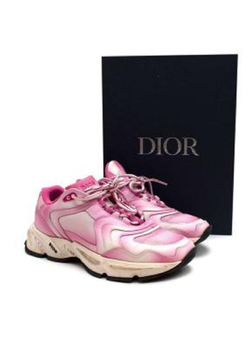 Dior CD1 Tech Trainers rose

- Semelle en caoutchouc
- Insert transparent sur la semelle
- Logo de la marque sur la languette, le talon et la semelle extérieure
- Fermeture à lacets

Matériau
Maille technique et cuir

Fabriqué en Italie

9,5/10