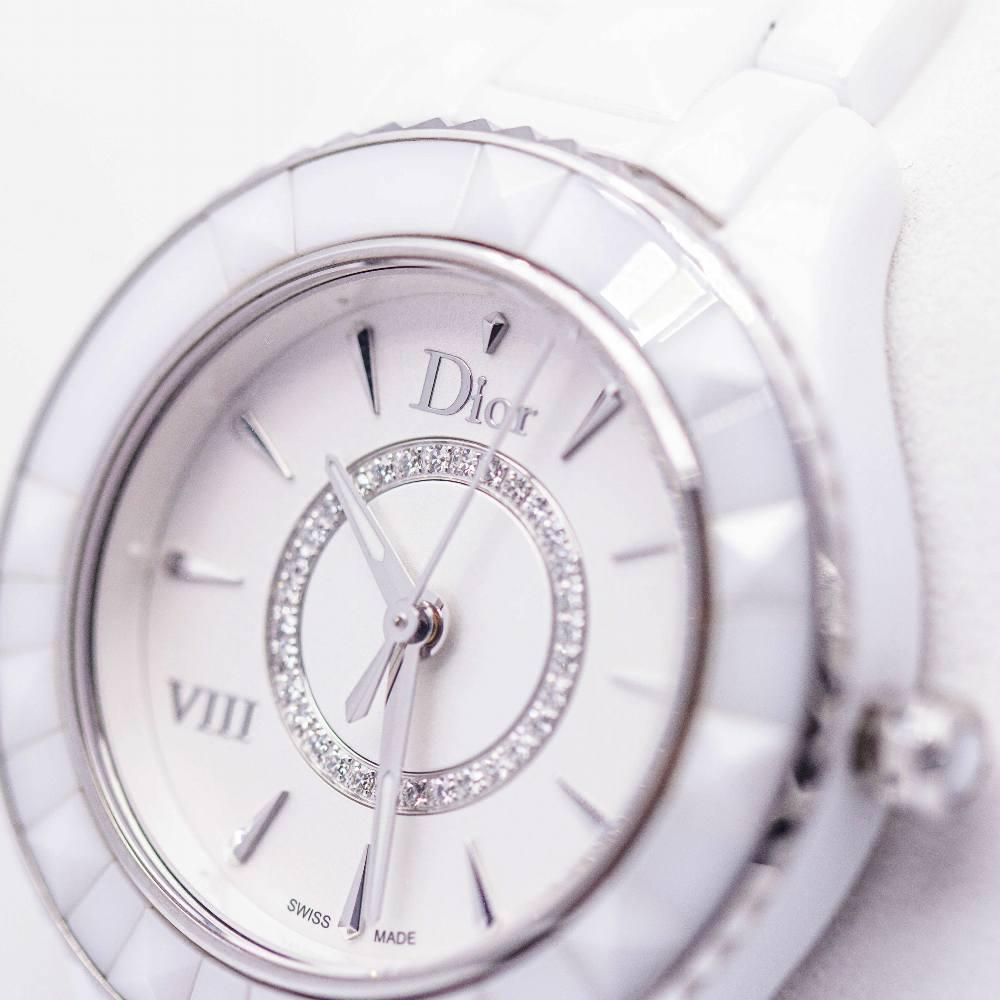 DIOR DOMEN'S WATCH DIOR Dior Collection'S VIII  Quarz-Uhrwerk  Drehbare Lünette mit weißen Keramikpyramiden  Silbernes Opal-Zifferblatt mit 32x Diamanten von ca. 0,10ct.  Durchmesser des Gehäuses 33 mm  Krone mit weißem Keramikeinsatz  Serien-Nr.:
