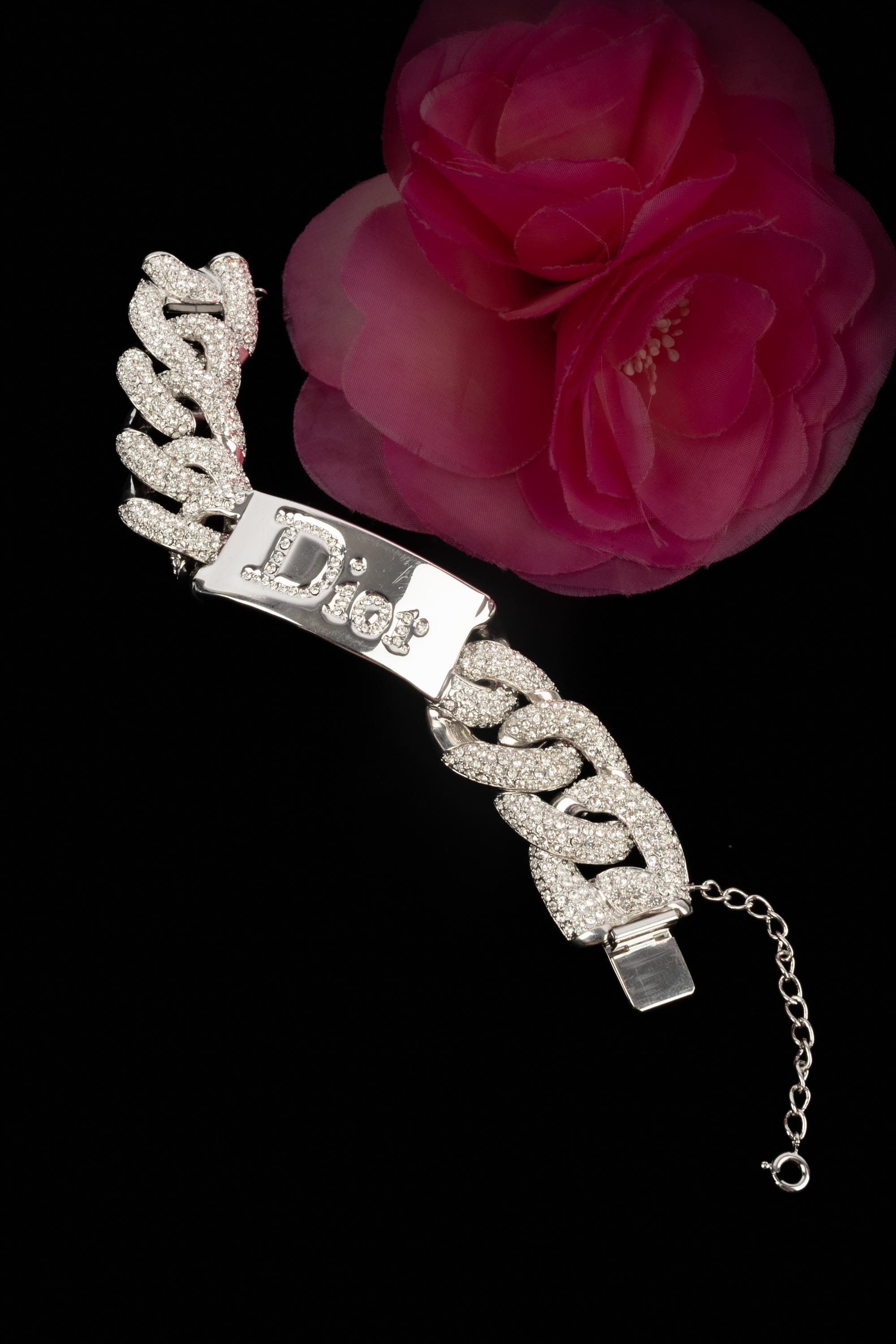 DIOR - (Made in France) Silvery metal chain bracelet with rhinestones. Jewelry from the 2000s.

Condition:
Very good condition

Dimensions:
Length: 19 cm

SKU:BRA125


