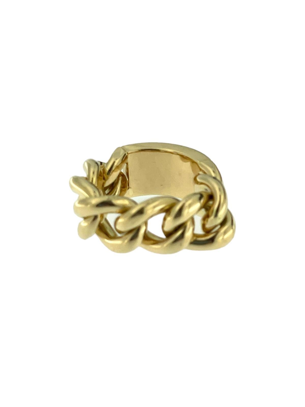 This Dior Chain Link Ring is a stylish and luxurious accessory that exemplifies the brand's commitment to exquisite craftsmanship and contemporary design. Crafted from high-quality 18kt yellow gold, this ring features a unique chain link motif that