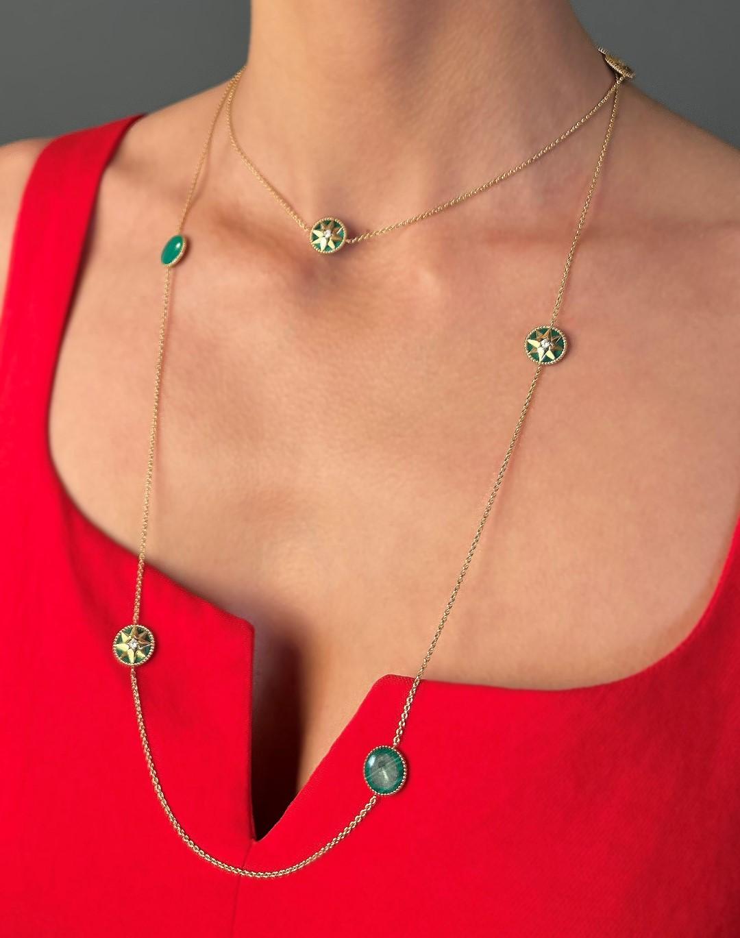 Long necklace. signed Dior Rose Collection winds. 750 thousandths yellow gold (18K). 9 medallions set with malachite on one side. and diamonds on the other side. 9 brilliant-cut diamonds G / VS for a total of about 0.40 ct. length: 110 cm. diameter