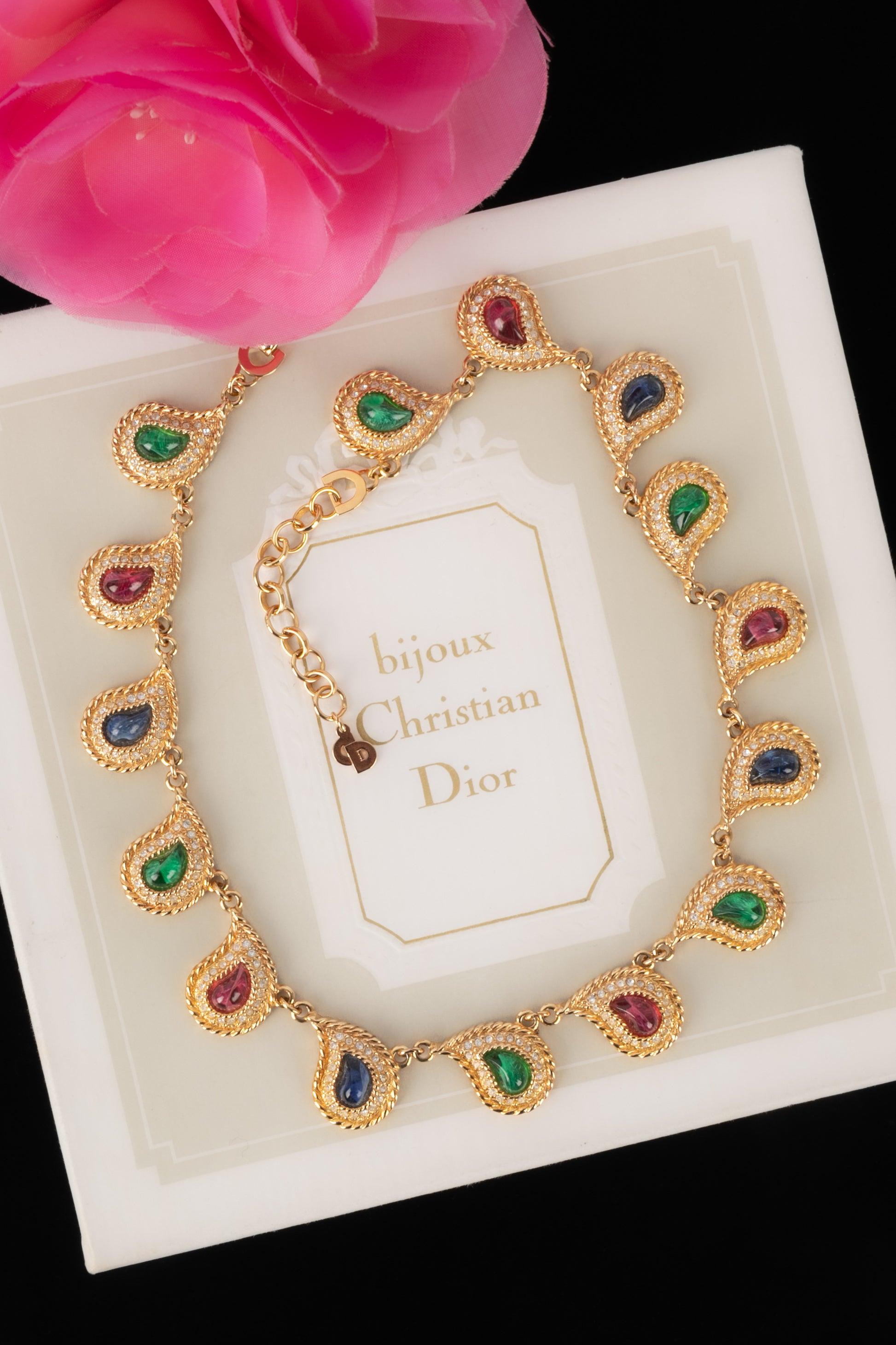 Dior - (Made in Germany) Golden metal articulated necklace with rhinestones and glass paste.

Additional information: 
Condition: Very good condition
Dimensions: Length: from 41 cm to 48 cm
 
Seller Reference: BC207