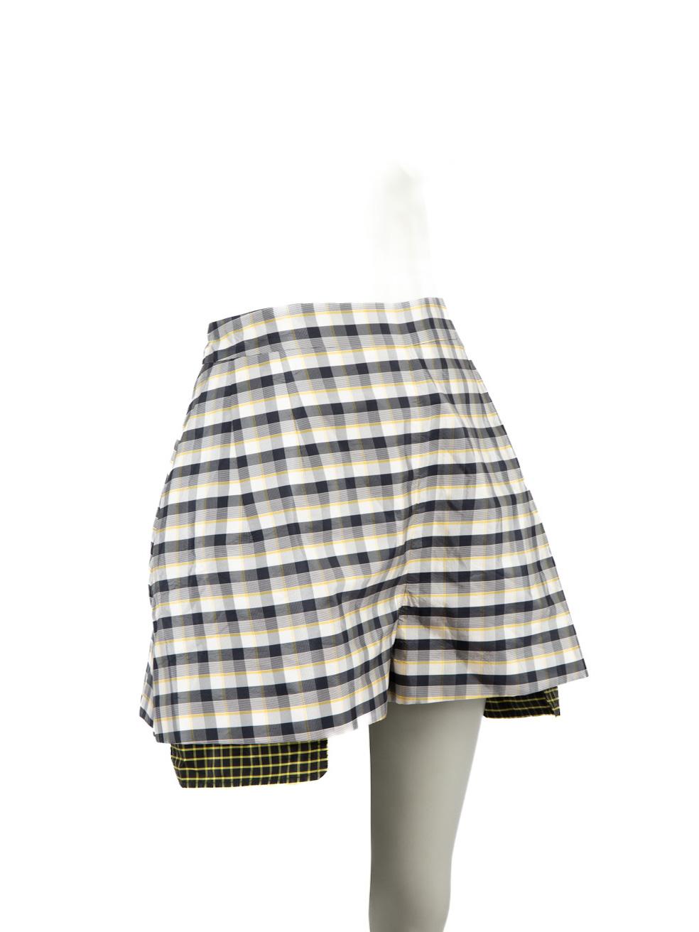 CONDITION is Very good. Hardly any visible wear to shorts is evident on this used Dior designer resale item.
 
Details
Multicolour
Silk
Shorts
Gingham pattern
Visible pocket lining
2x Side pockets
Side zip and hook fastening

Made in Italy
