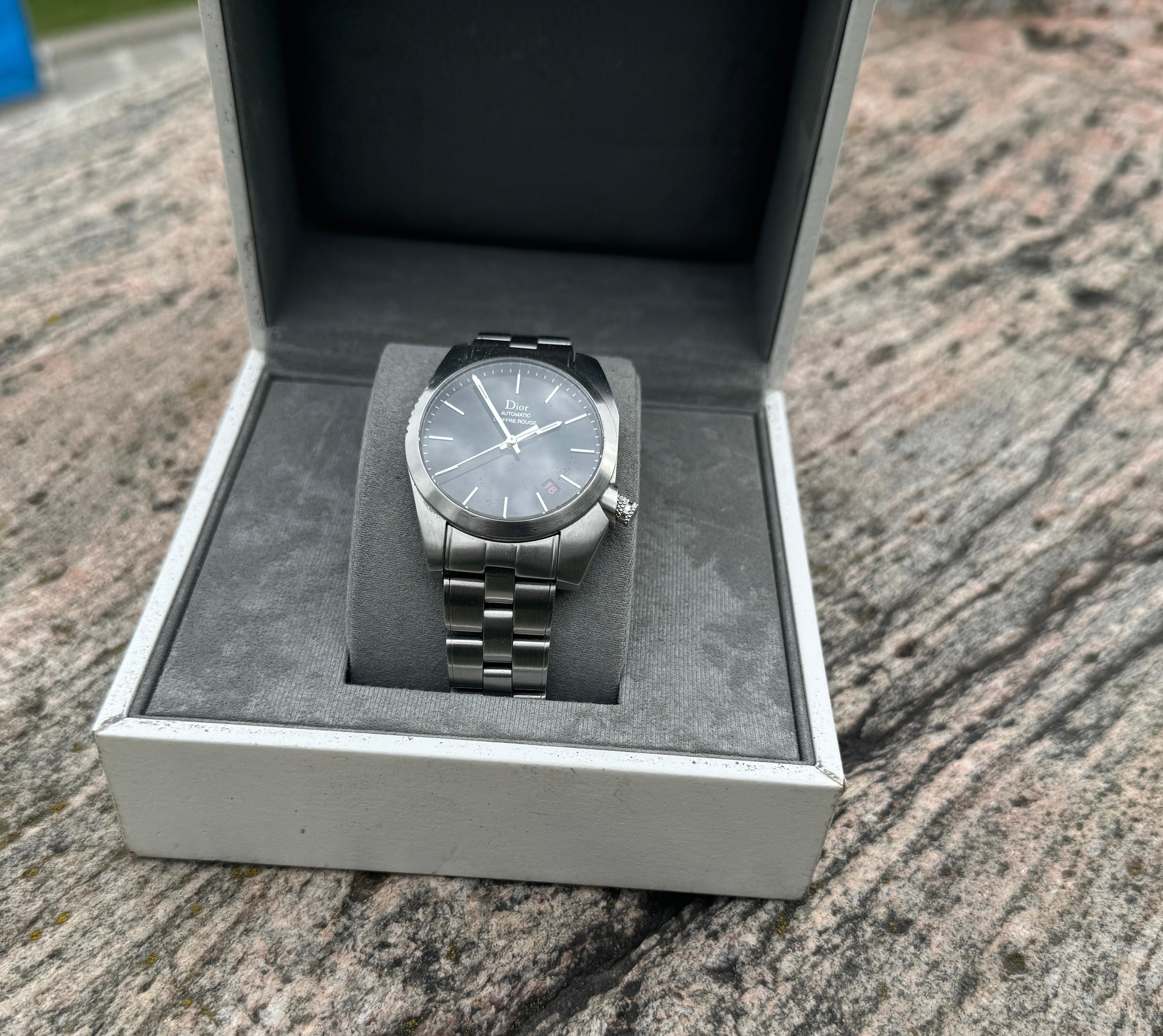 Brand: Dior

Model: Chiffre Rouge

Reference Number: CD084510

Country Of Manufacture: Switzerland

Movement: Automatic

Case Material: Stainless steel

Measurements : Case width: 37 mm. (without crown)

Band Type : Stainless Steel

Band Condition :