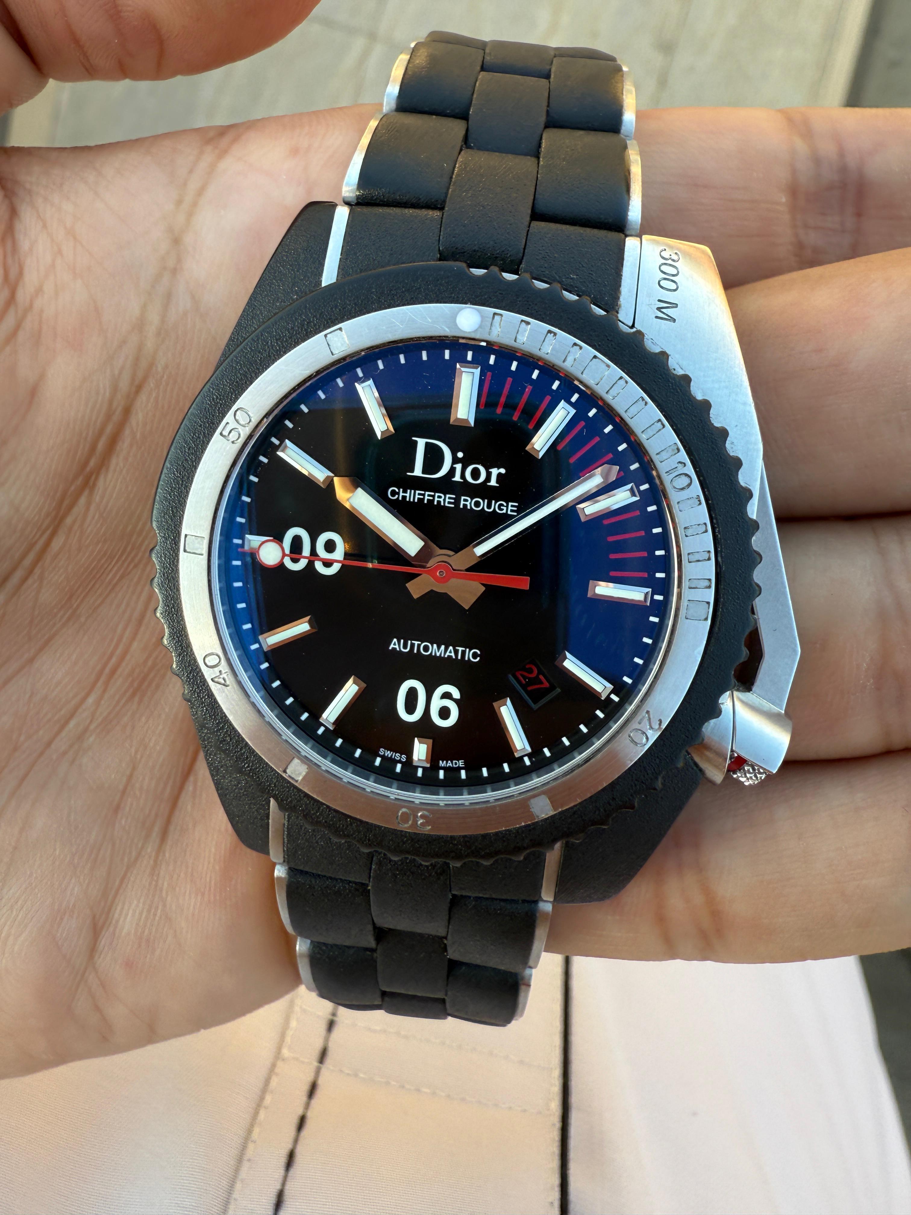 Marchio: Dior

Modello: Chiffre Rouge D02

Paese di produzione: Svizzera

Movimento: Automatico

Materiale della cassa: Steele e gomma nera sagomata

Misure : Larghezza della cassa: 42 mm. (senza corona)

Tipo di fascia : Acciaio inossidabile e