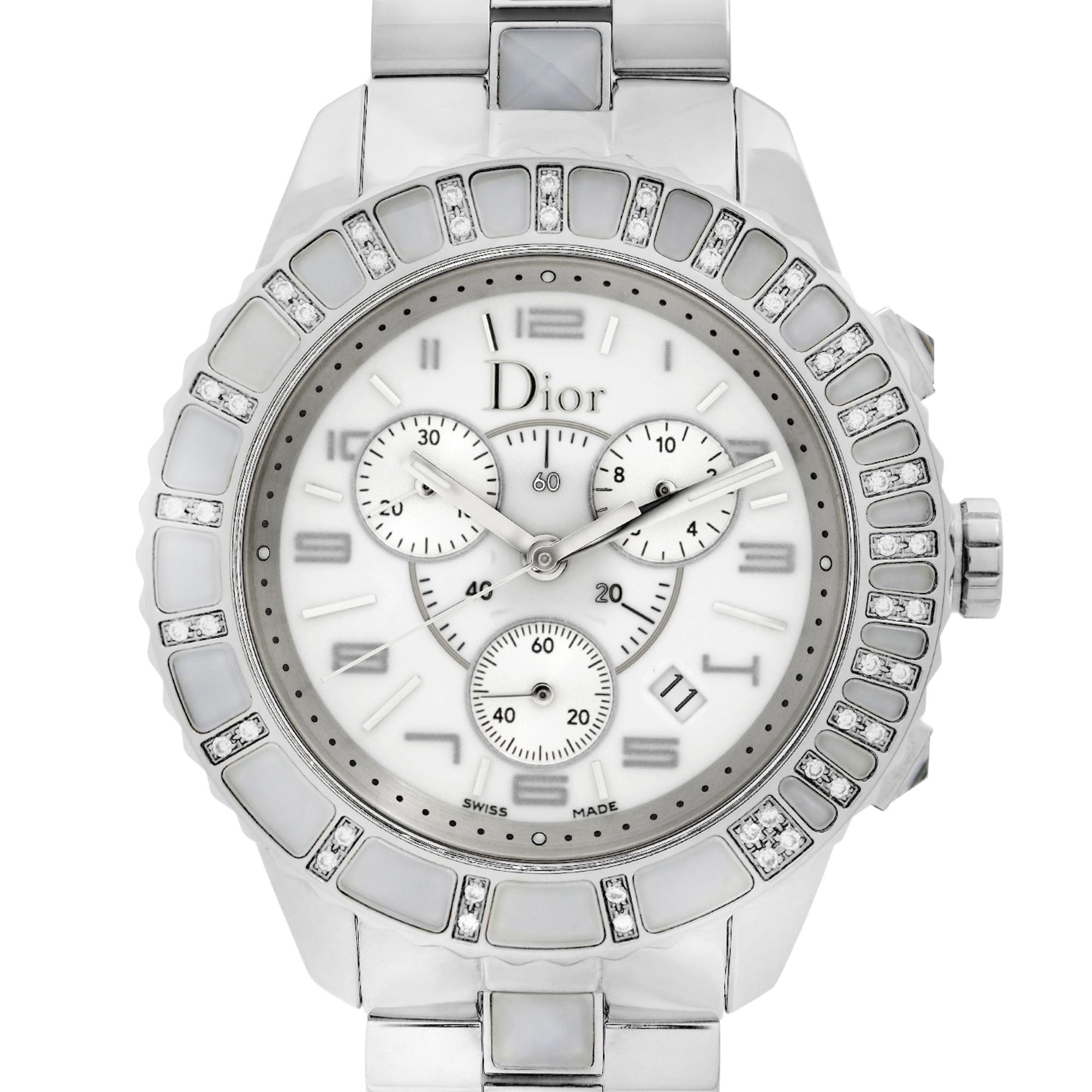 Anzeigemodell Dior Christal Chronograph 39mm Edelstahl Diamant Weißes Zifferblatt Quarz Uhr CD114311M001. Dieser schöne Zeitmesser verfügt über: Edelstahlgehäuse und -armband mit keramischen Mittelgliedern, einseitig drehbare Lünette mit 48