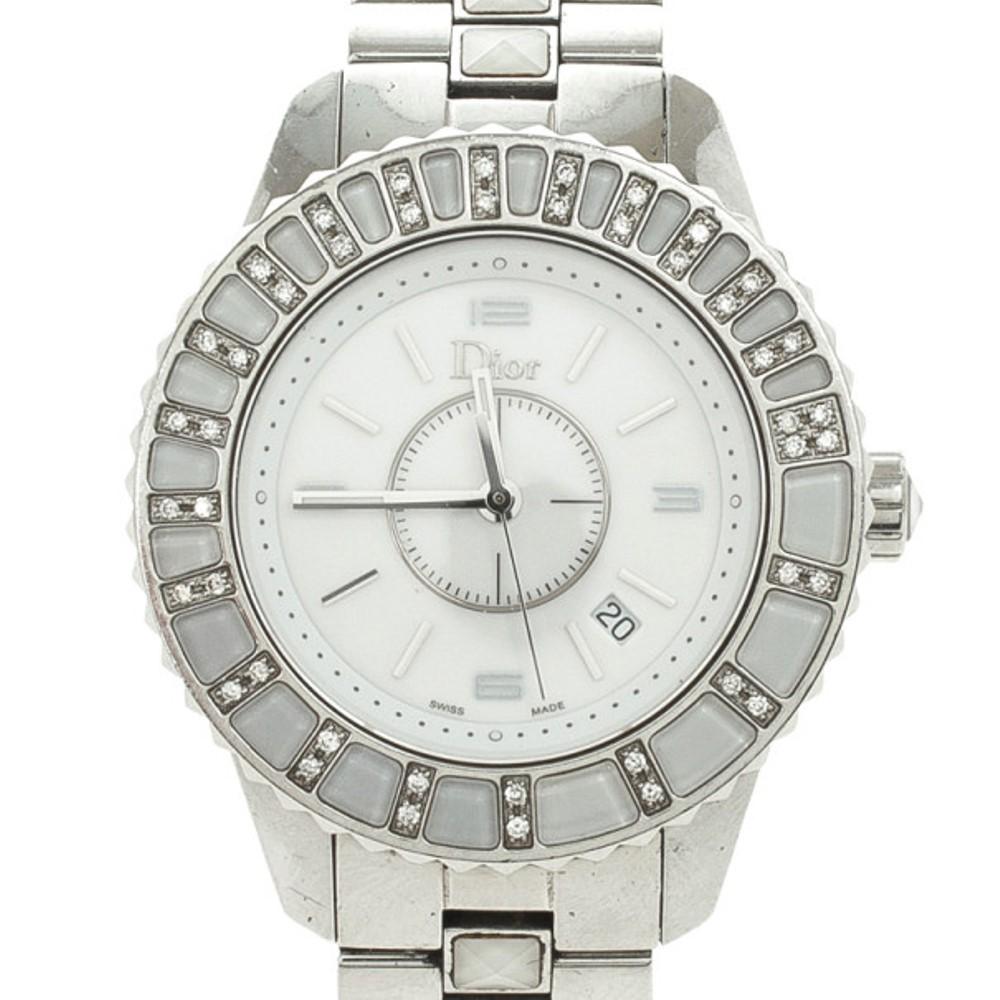 This christal watch by Dior is simply stunning. The white dial houses luminous hands, Arabic numerals and a date window. The bezel is encrusted with 0.2 ct diamonds. The stainless steel strap is accented with white crystals and it fits on the wrist