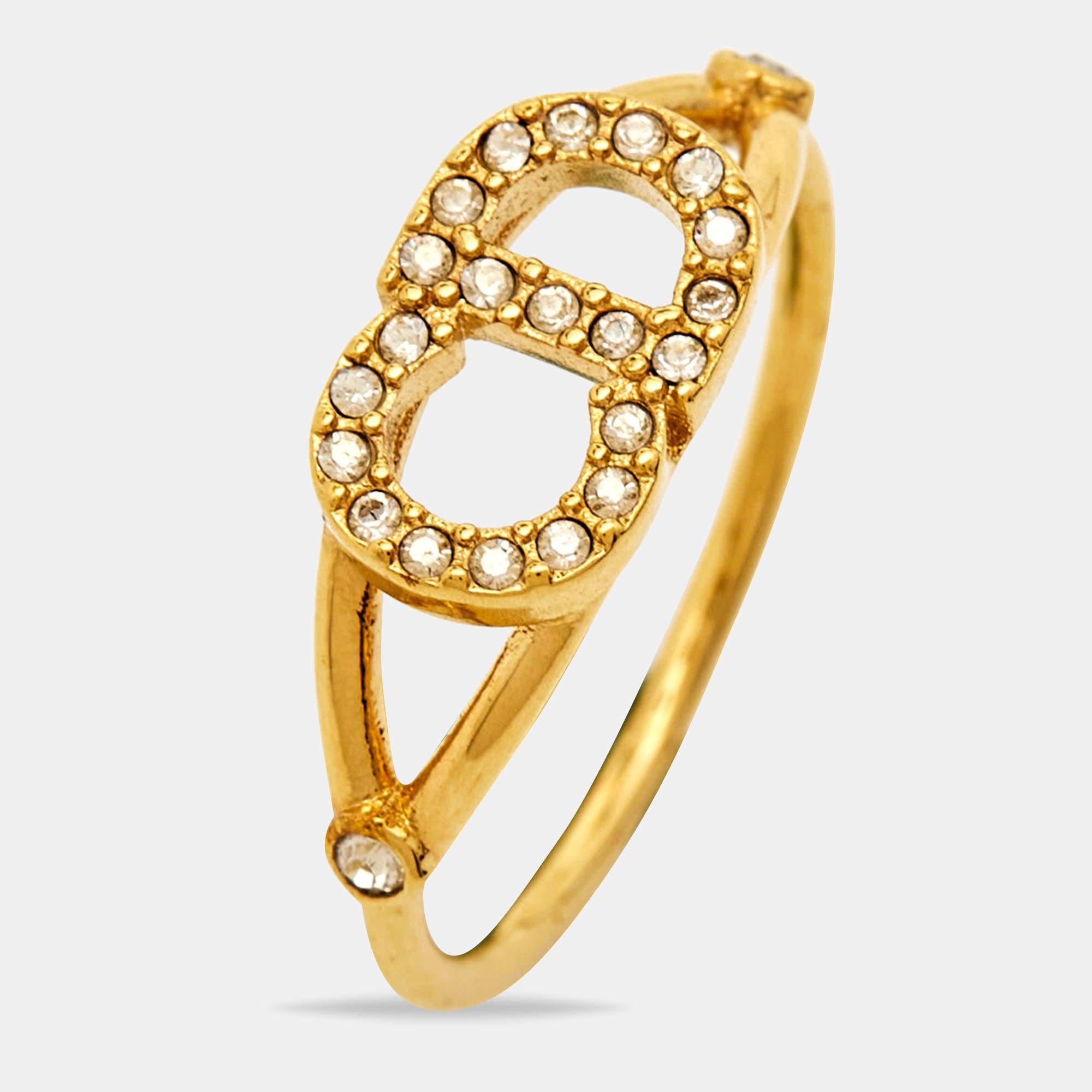 Um Ihre Finger auf elegante Weise zu schmücken, bietet Ihnen Dior diesen stilvollen Ring an. Er wurde aus hochwertigen MATERIALEN gefertigt und wird Ihren Look sofort aufwerten.


