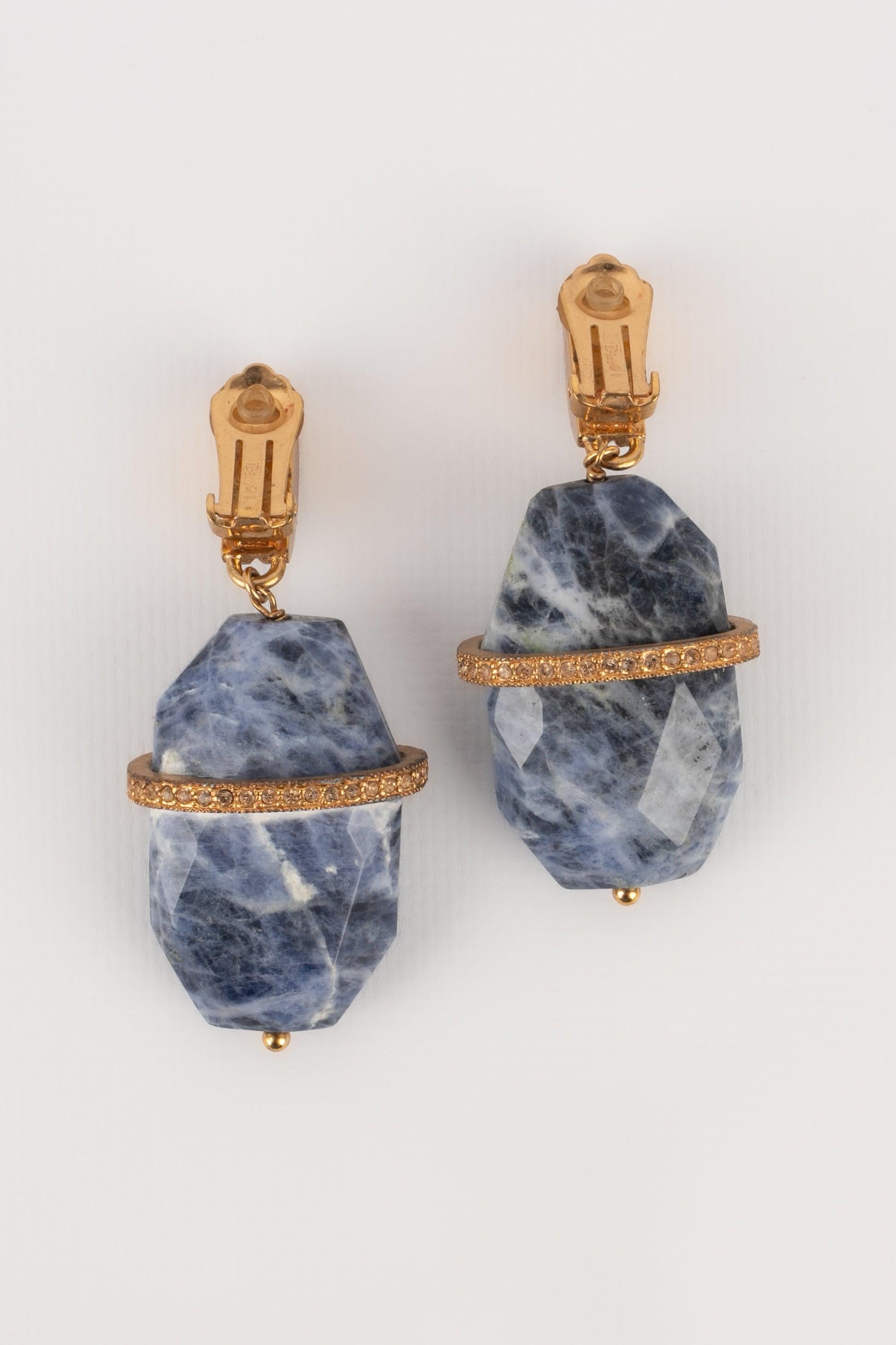 Dior - Golden metal clip-on earrings with rhinestones and hard stones. 2009 Cruise Collection.

Additional information:
Condition: Very good condition
Dimensions: Length: 7.5 cm
Period: 21st Century

Seller Reference: BO279