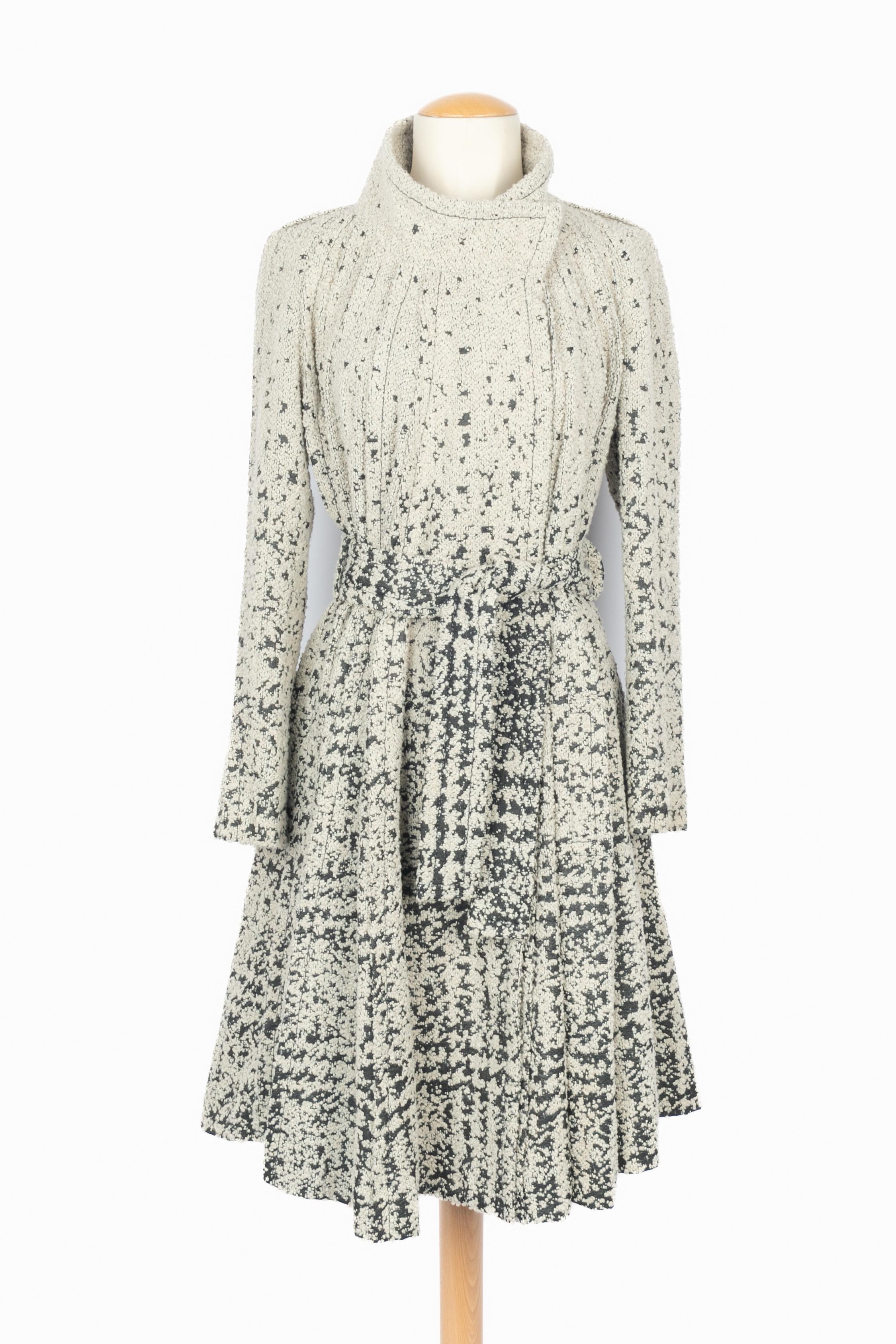 DIOR - (Made in France) Cappotto in lana mista con cintura. Fodera in seta nera. Taglia 36FR. Collezione Autunno-Inverno 2006 sotto la direzione artistica di John Galliano.

Condizioni:
Ottime condizioni

Dimensioni:
Larghezza spalle: 44 cm -