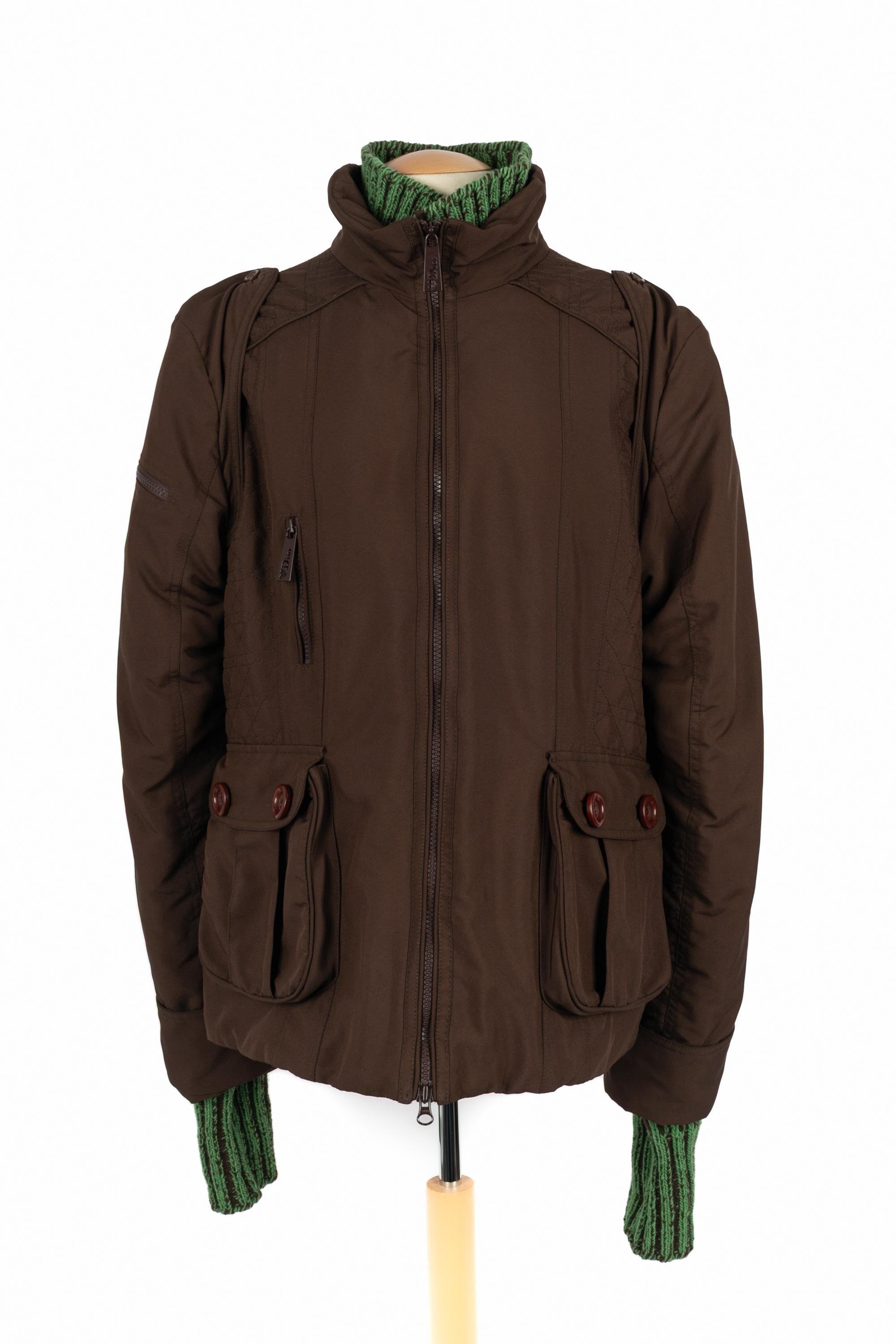 DIOR - (Made in Italy) Cappotto marrone con collo e fondo manica in lana verde. Se apri la cerniera, puoi scoprire le maniche in lana. Taglia 44FR. Una collezione del 2005 sotto la direzione artistica di John Galliano.

Condizioni:
Ottime