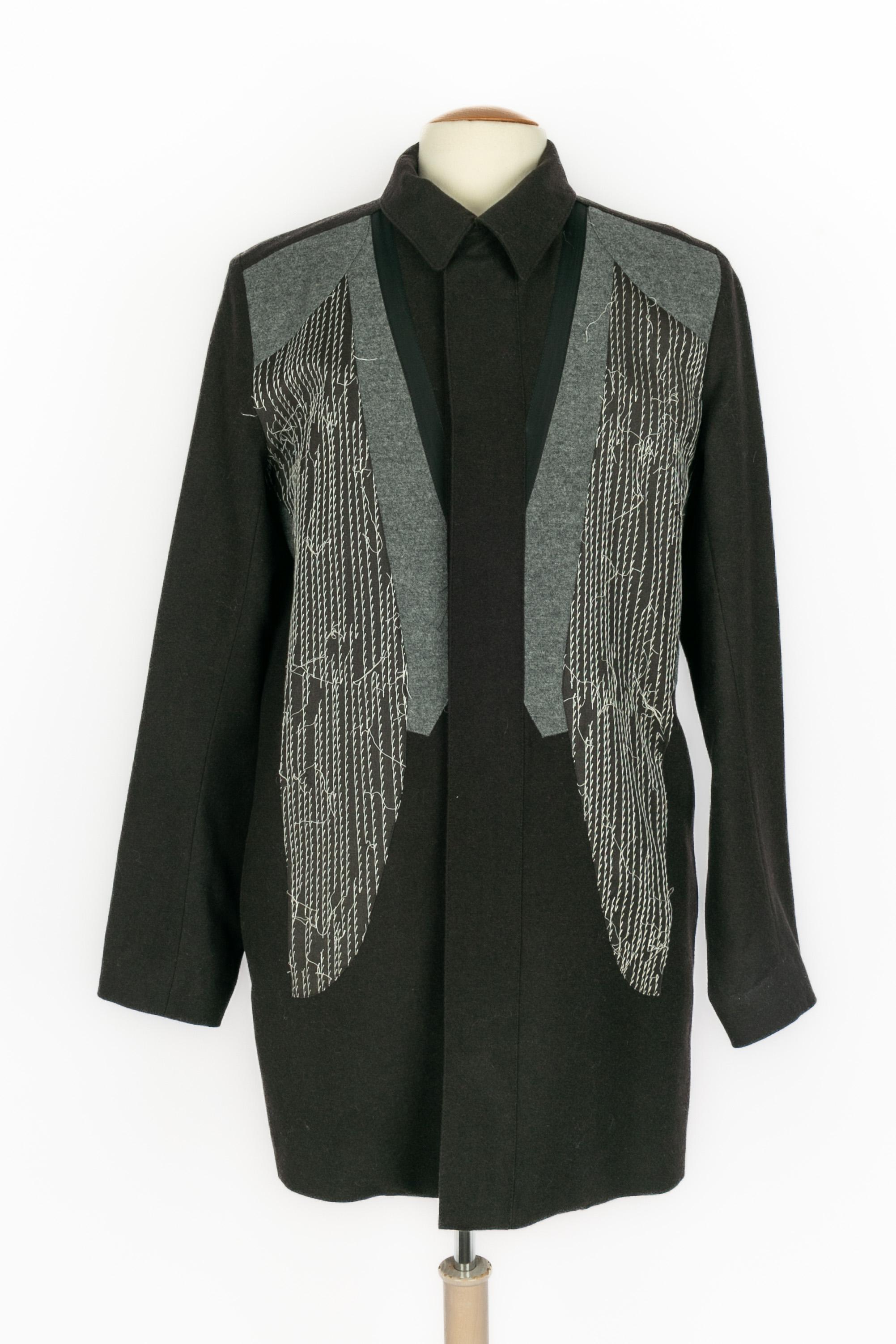 DIOR - (Made in Italy) Woolen patchwork men coat. Size 48IT indicated, it fits a 44FR.

Condition:
Very good condition

Dimensions:
Shoulder width: 43 cm - Chest: 55 cm - Sleeve length: 68 cm - Length: 86 cm

SKU:HM12