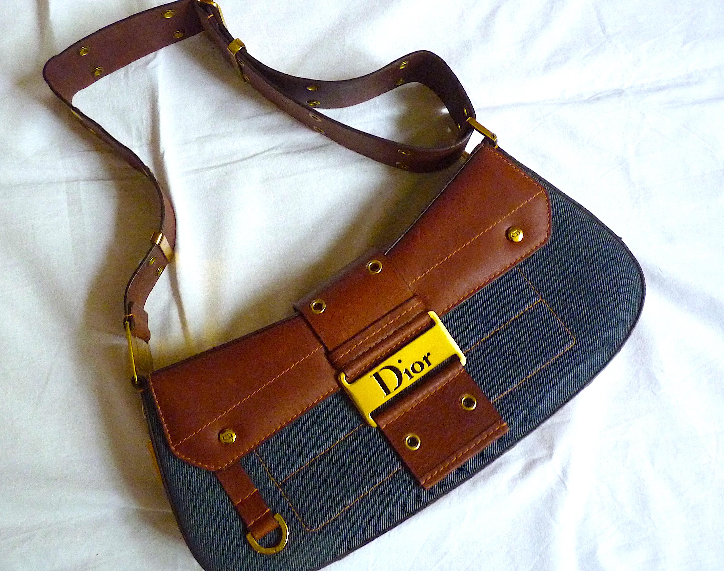 Sac Vintage DIOR Columbus de 2002. Cuir marron foncé et tissu Jean bleu avec ornements dorés.

Très bel état Vintage, avec de minuscules signes d'usure.
Intérieur en excellent état, très propre

Une poche principale avec un compartiment zippé et une