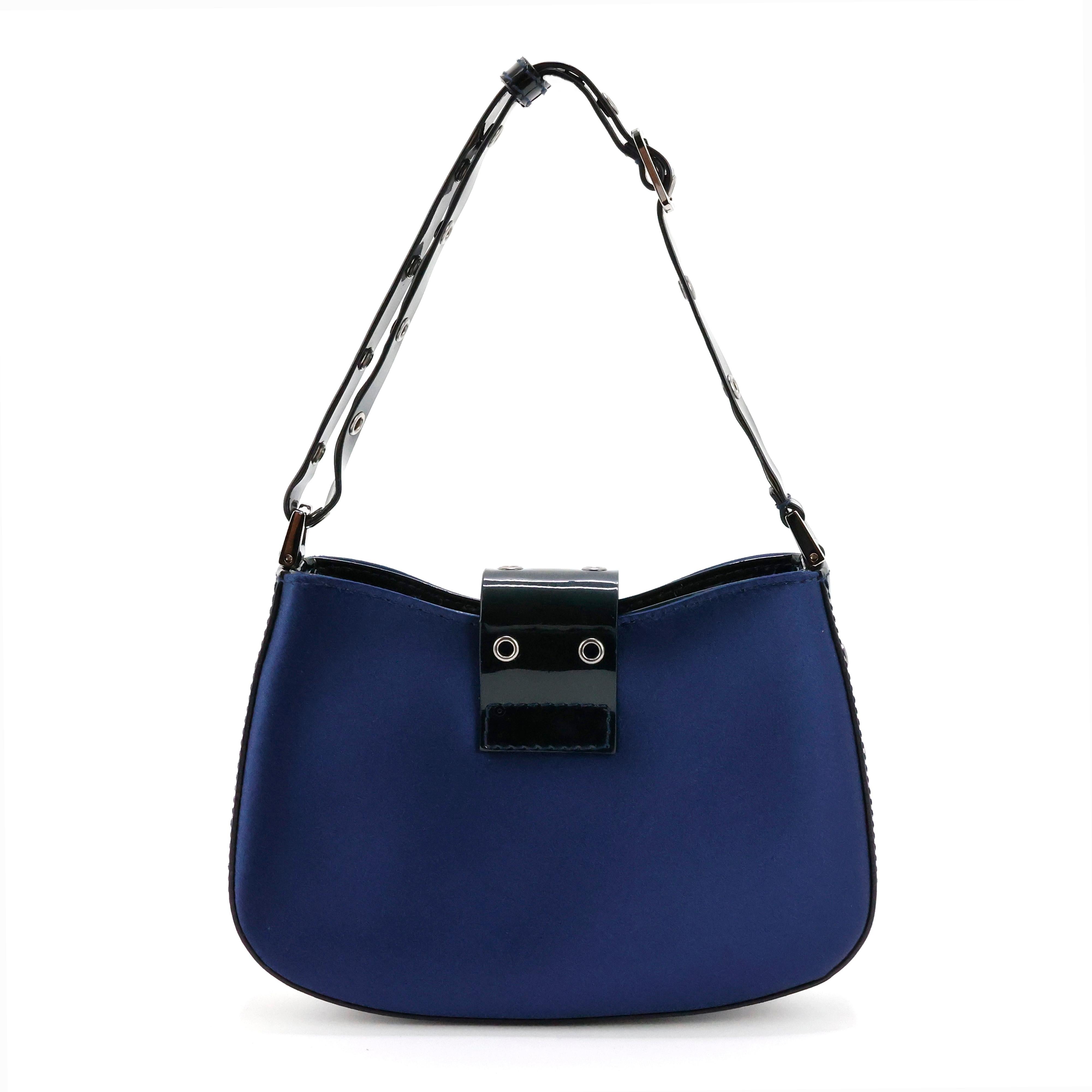 Dior columbus / street chic in seta e vernice colore blu, hardware argento.

Condizioni:
Davvero ottimo.

Misure:
19cm x 13cm x 3,5