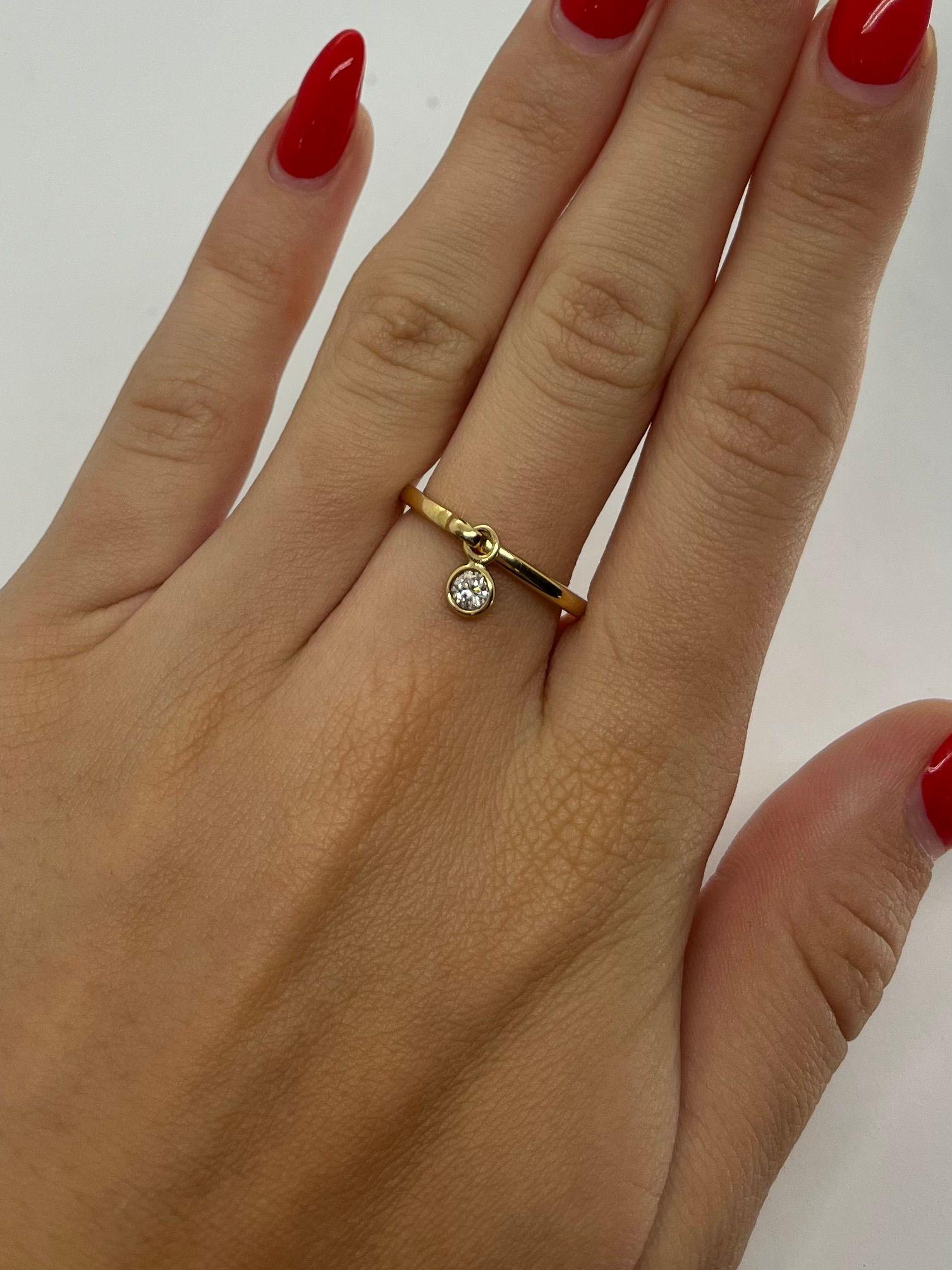 Scopri la raffinata eleganza dell'anello Coquines di Dior, realizzato in oro giallo 18 carati (750/1000). Questo squisito pezzo è incastonato con un diamante naturale del peso di circa 0,15 carati, che aggiunge uno scintillio sottile ma