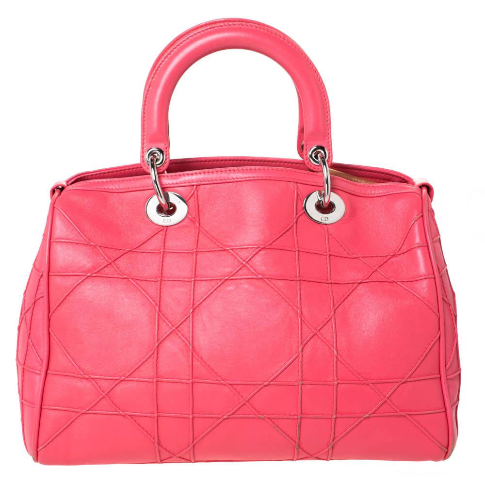 This Granville Polochon from Dior is a bag that every fashionista craves to possess. The bag has been crafted from quality leather and it carries a sleek coral pink exterior with Cannage detailing. It is equipped with a nylon interior, two rolled