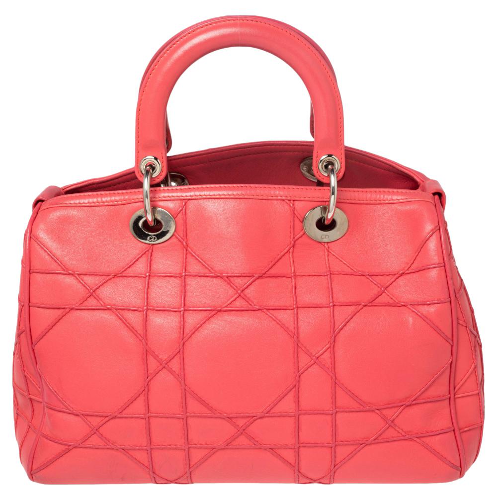 This Granville Polochon from Dior is a bag that every fashionista craves to possess. The bag has been crafted from leather and it carries a sleek pink exterior. It is equipped with a fabric interior, two rolled handles with a detachable shoulder