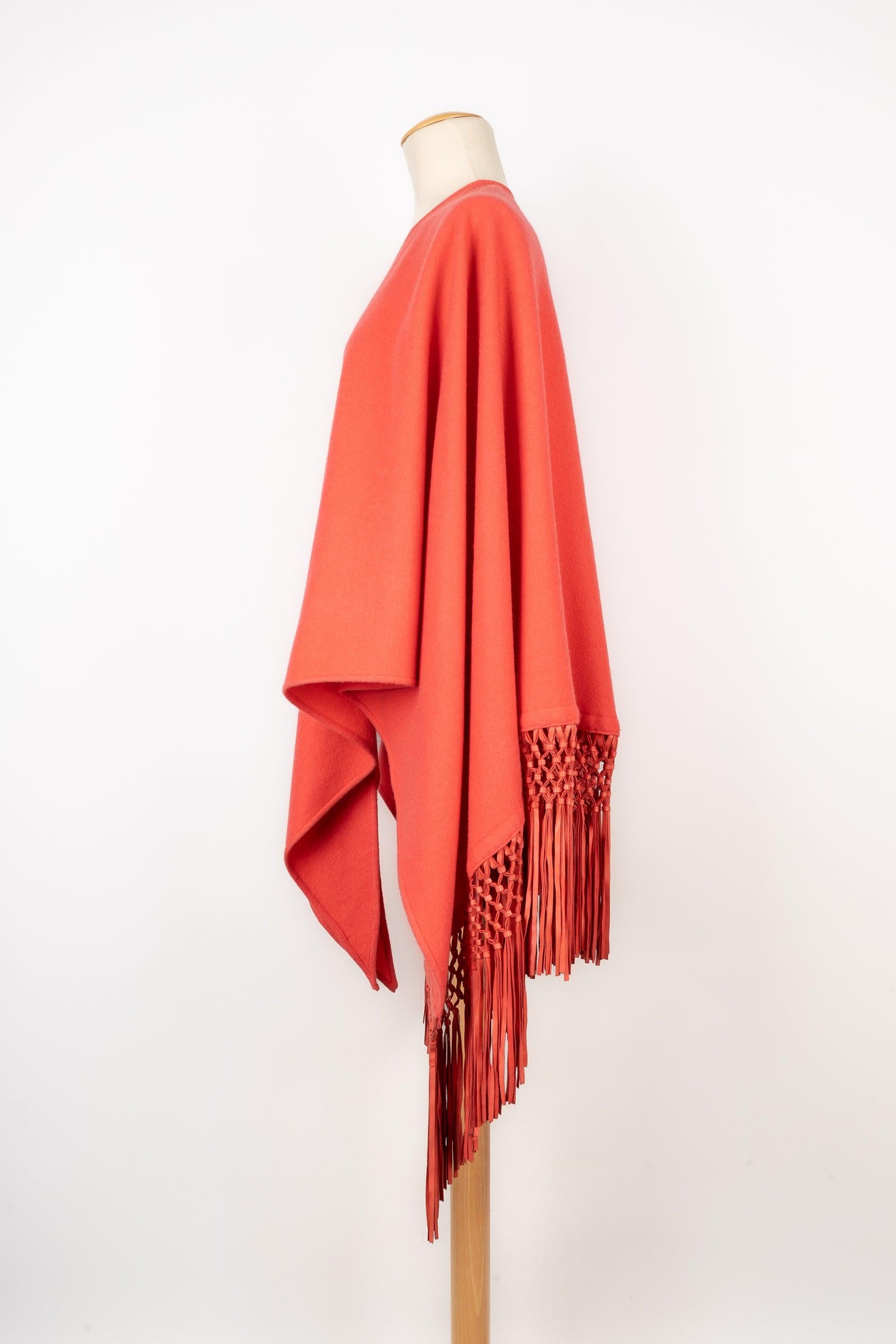 Dior - (Made in Italy) Large coral-pink cashmere shawl edged with leather fringes. To be mentioned, there is a tiny stain around the shoulder.

Additional information:
Condition: Good condition
Dimensions: Length around the fringes: 230 cm

Seller