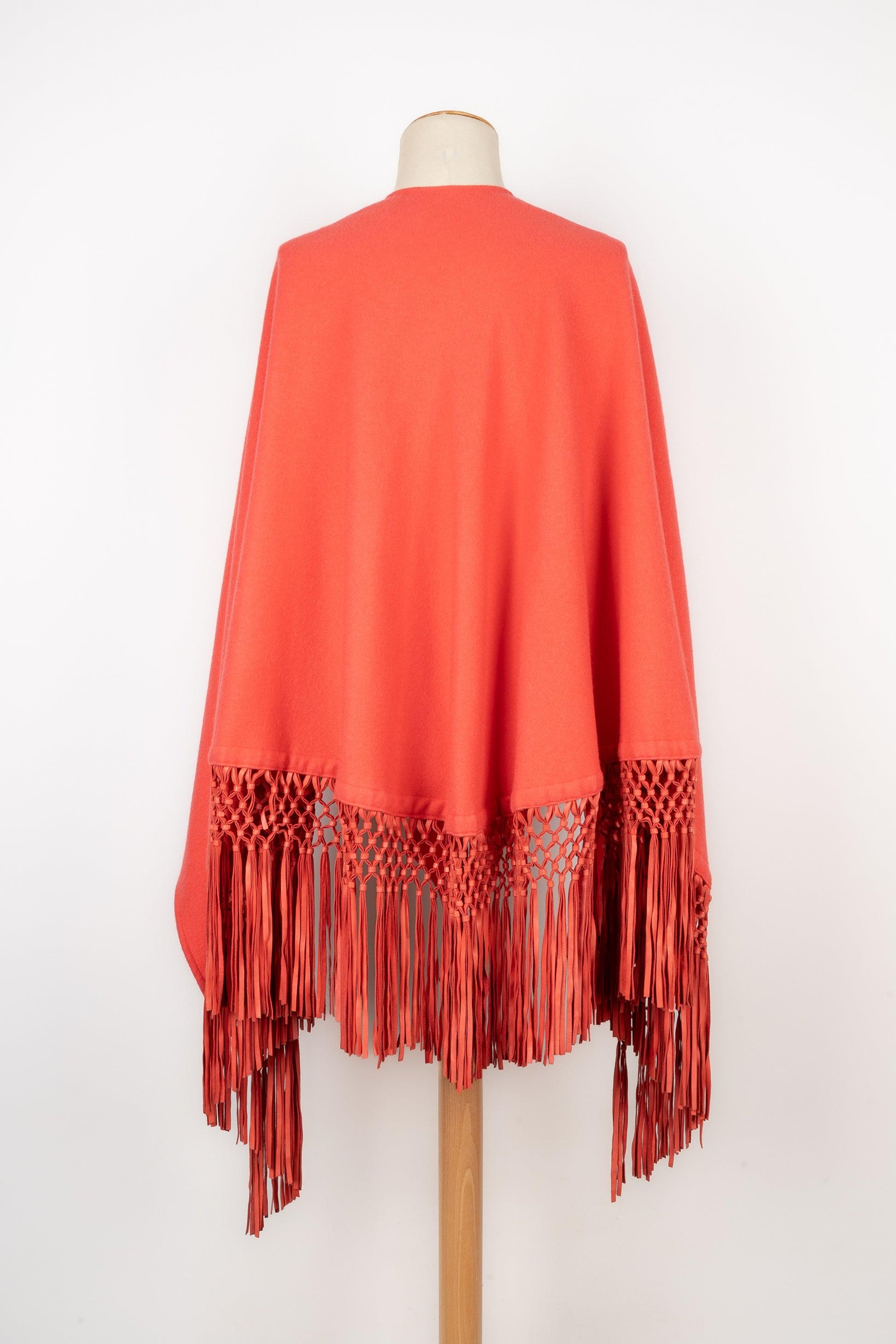 Dior Coral-Pink Cashmere Stole/Shawl with Leather Fringes In Good Condition For Sale In SAINT-OUEN-SUR-SEINE, FR