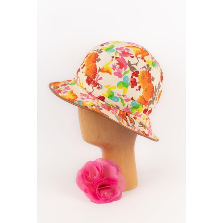 Dior - (Made in France) Cotton hat printed with flowers.

Additional information:
Condition: Very good condition
Dimensions: Size 58

Seller Reference: CHP131