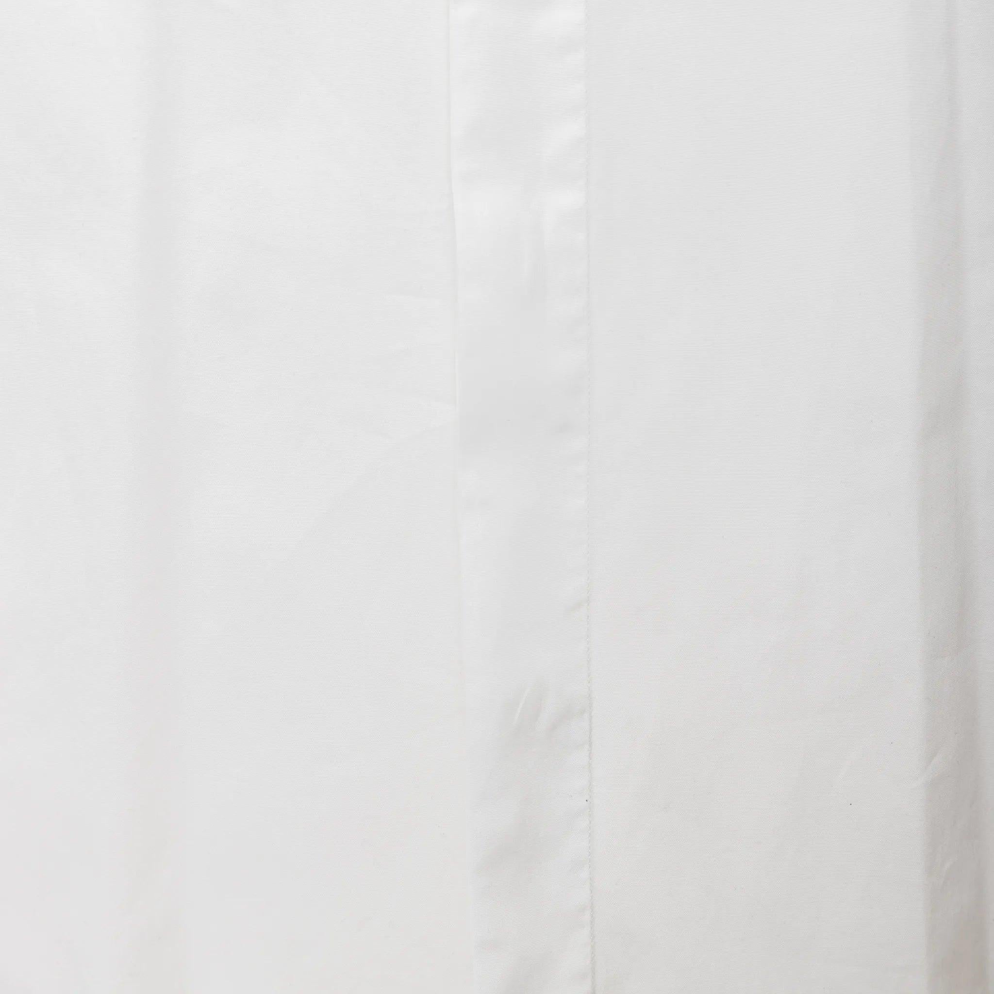 Chemise Dior en coton blanc à la coupe nette et structurée. Fabriqué en coton de haute qualité dans un design minimal classique.  
 Mesures : Epaule:44;Manche:64;Poitrine:50;Longueur:74  
 MATERIAL : 100% coton