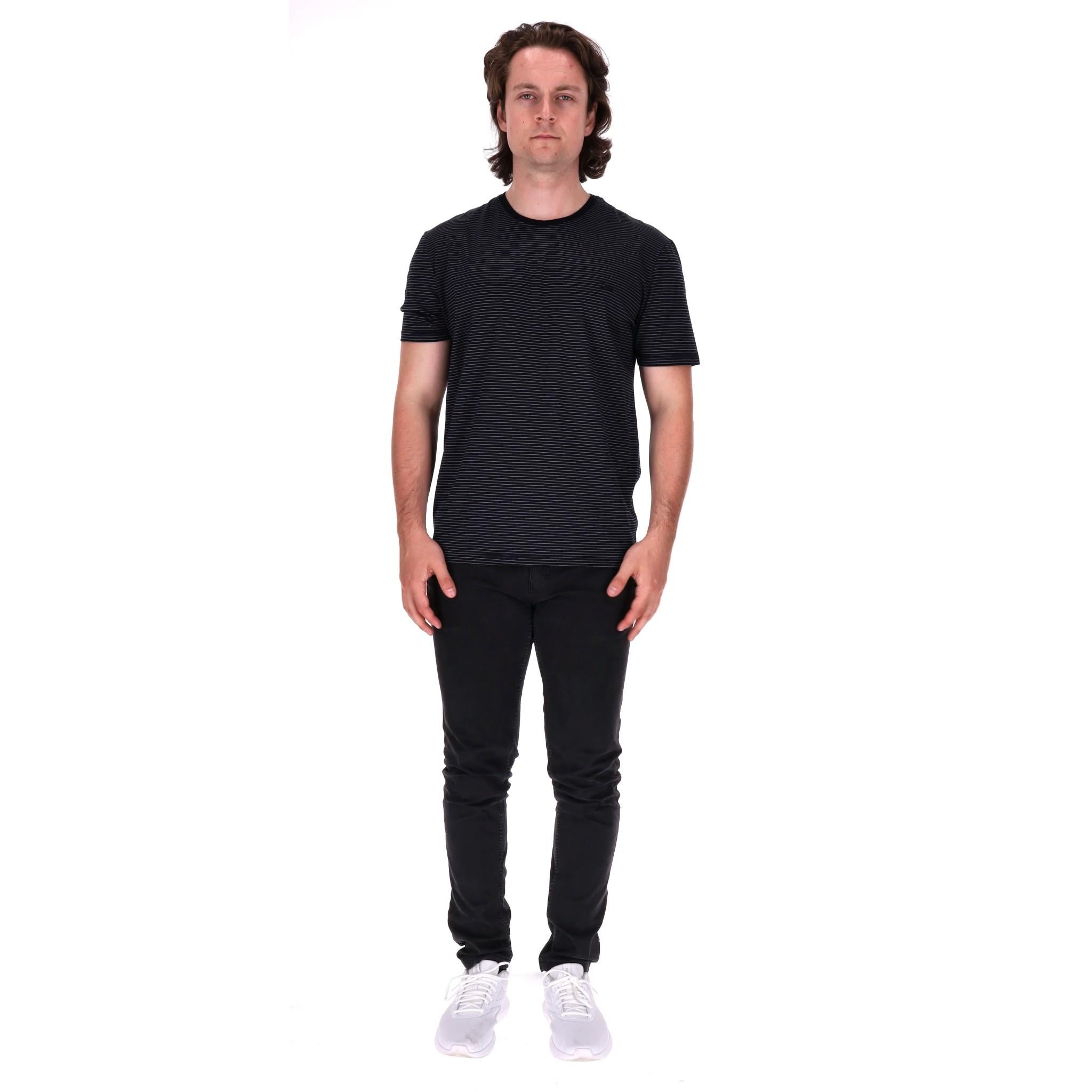 Dior Gestreiftes Logo-T-Shirt aus Baumwolle

Schwarzes T-Shirt aus Baumwolle mit einem feinen Streifenmuster in Grau und Blau.

Mit farblich abgestimmter 