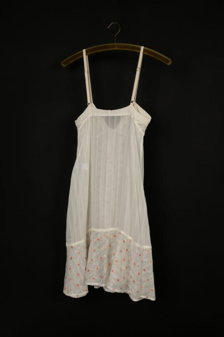 Dior - Cotton veil babydoll embroidered with flowers.

Additional information:
Condition: Very good condition
Dimensions: Chest: 35 cm - Length: 85 cm

Seller Reference: VR144