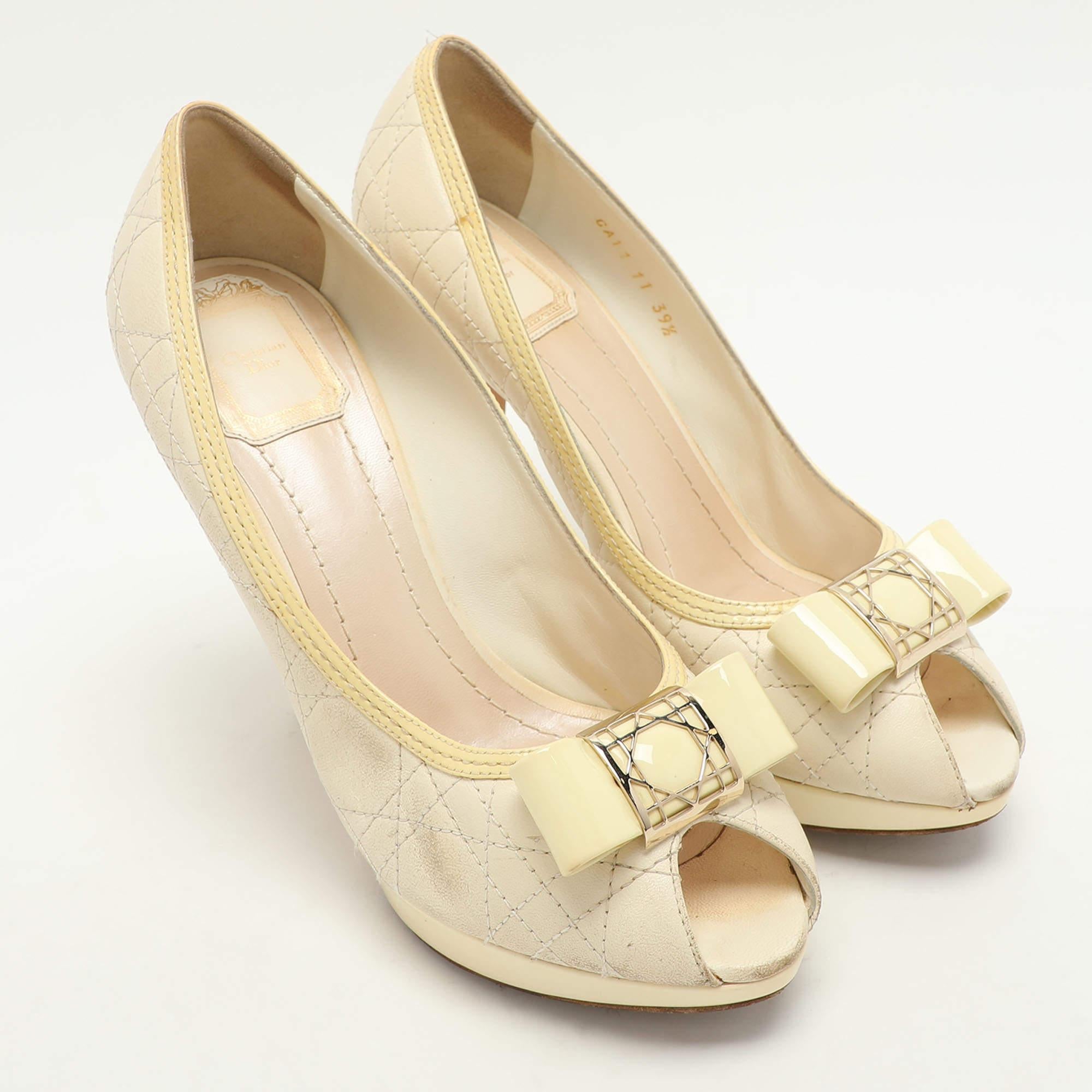 Dior Cream Cannage Patent and Leather Bow Peep Toe Pumps Size 39.5 In Fair Condition For Sale In Dubai, Al Qouz 2