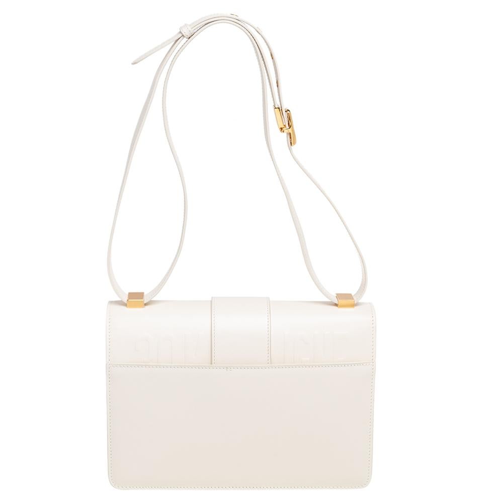 This 30 Montaigne bag from Dior derives inspiration from this historical address. Crafted from white leather, this gorgeous number comes with a spacious leather interior that features a zipped pocket. It is equipped with a leather shoulder strap