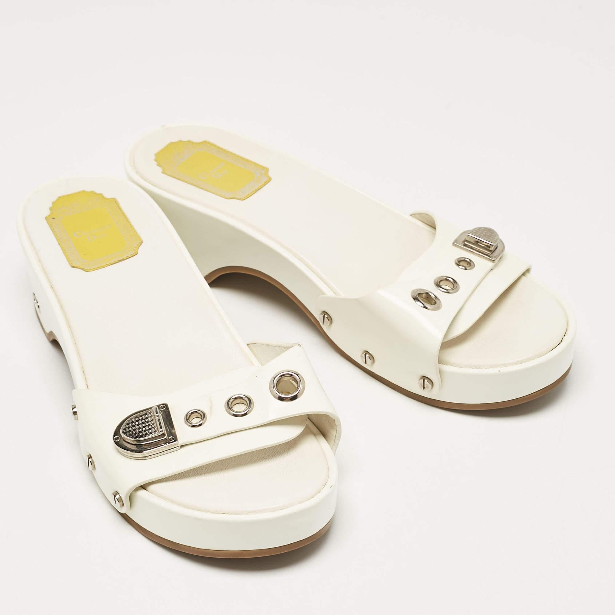 Dior Cream Patent Leather Slide Sandals Size 36.5 In Good Condition In Dubai, Al Qouz 2