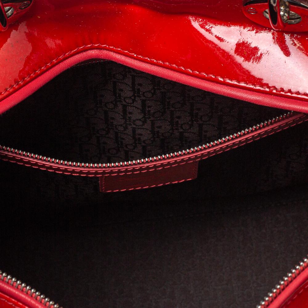 Dior Crimson Red Cannage Große Lady Dior Tote aus Lackleder im Zustand „Gut“ in Dubai, Al Qouz 2