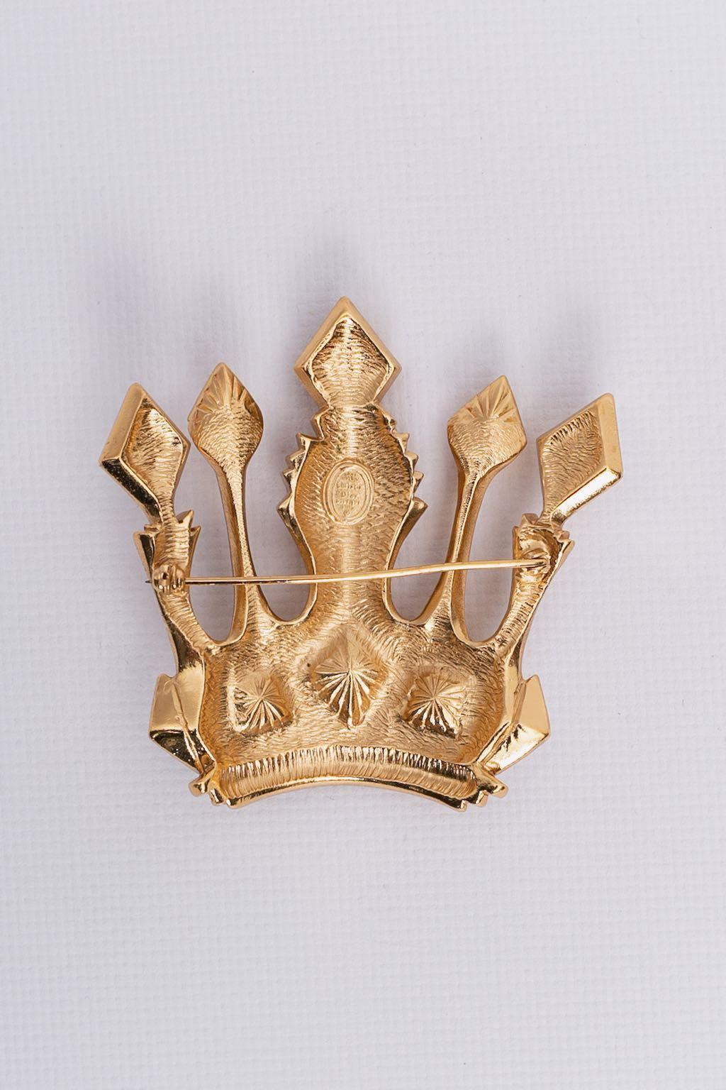 Dior - Brooch in gilded metal and rhinestones representing a crown.

Additional information:
Dimensions: 7 cm x 7.5 cm (2.75