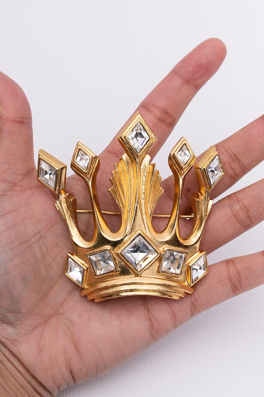 Dior Crown Shaped Brooch in Gilded Metal In Excellent Condition For Sale In SAINT-OUEN-SUR-SEINE, FR