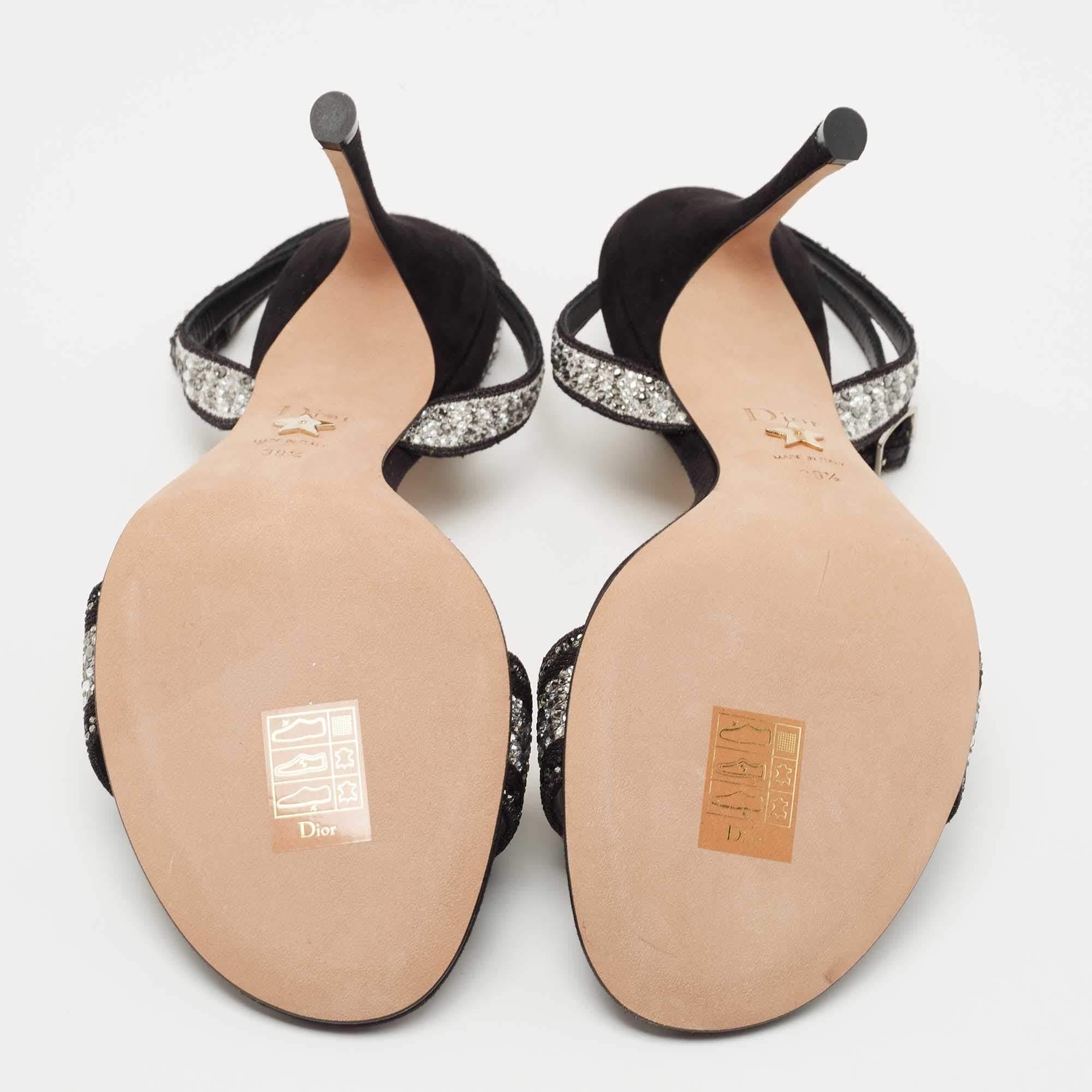 Wear these designer sandals to spruce up any outfit. They are versatile, chic, and can be easily styled. Made using quality materials, these sandals are well-built and long-lasting.